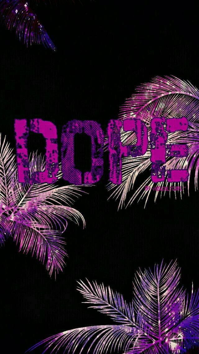 Trippy Dope 桌布 壁紙 — 充滿活力的紫色棕櫚葉圍繞著黑色背景上閃閃發光的文字「DOPE」。