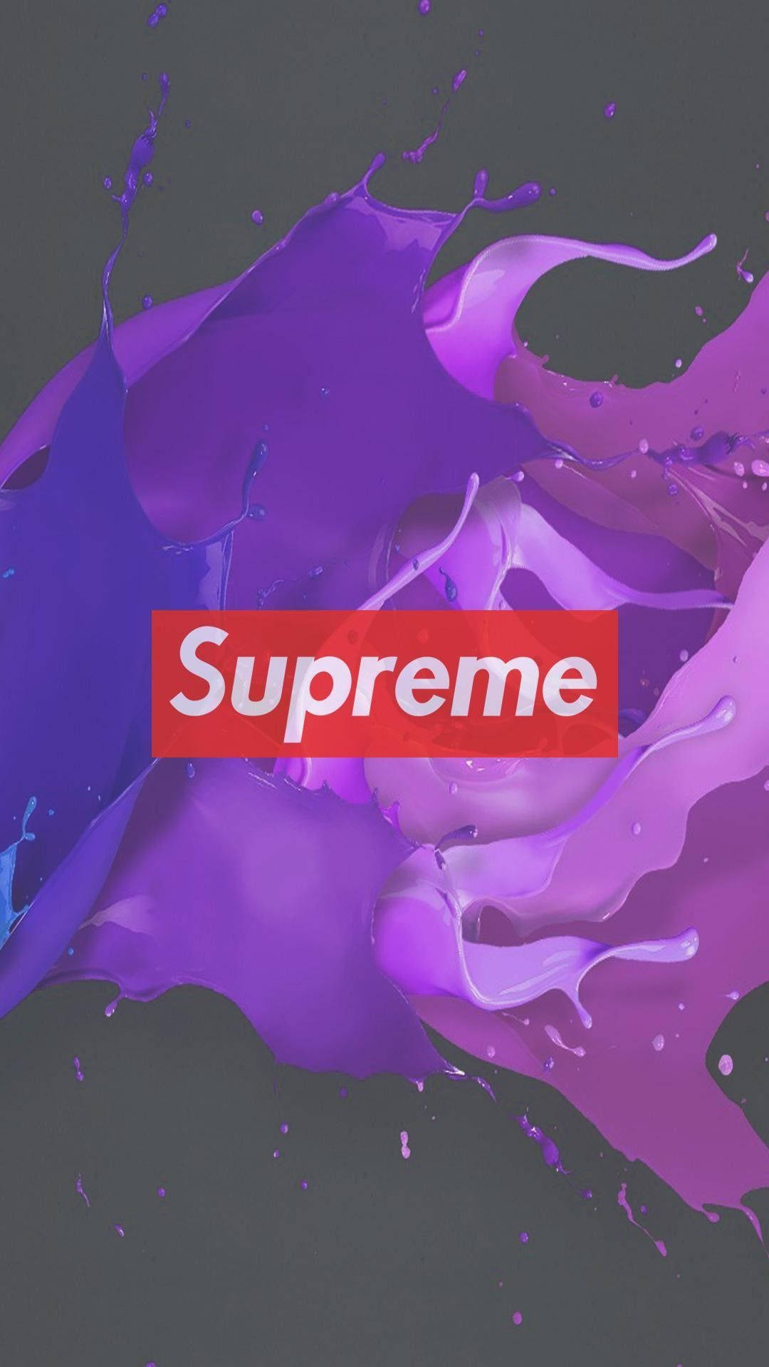 supreme 桌布 壁紙 — 充滿活力的紫色油漆飛濺在深灰色背景上動態爆發，中央有一個大膽的紅色Supreme標誌。