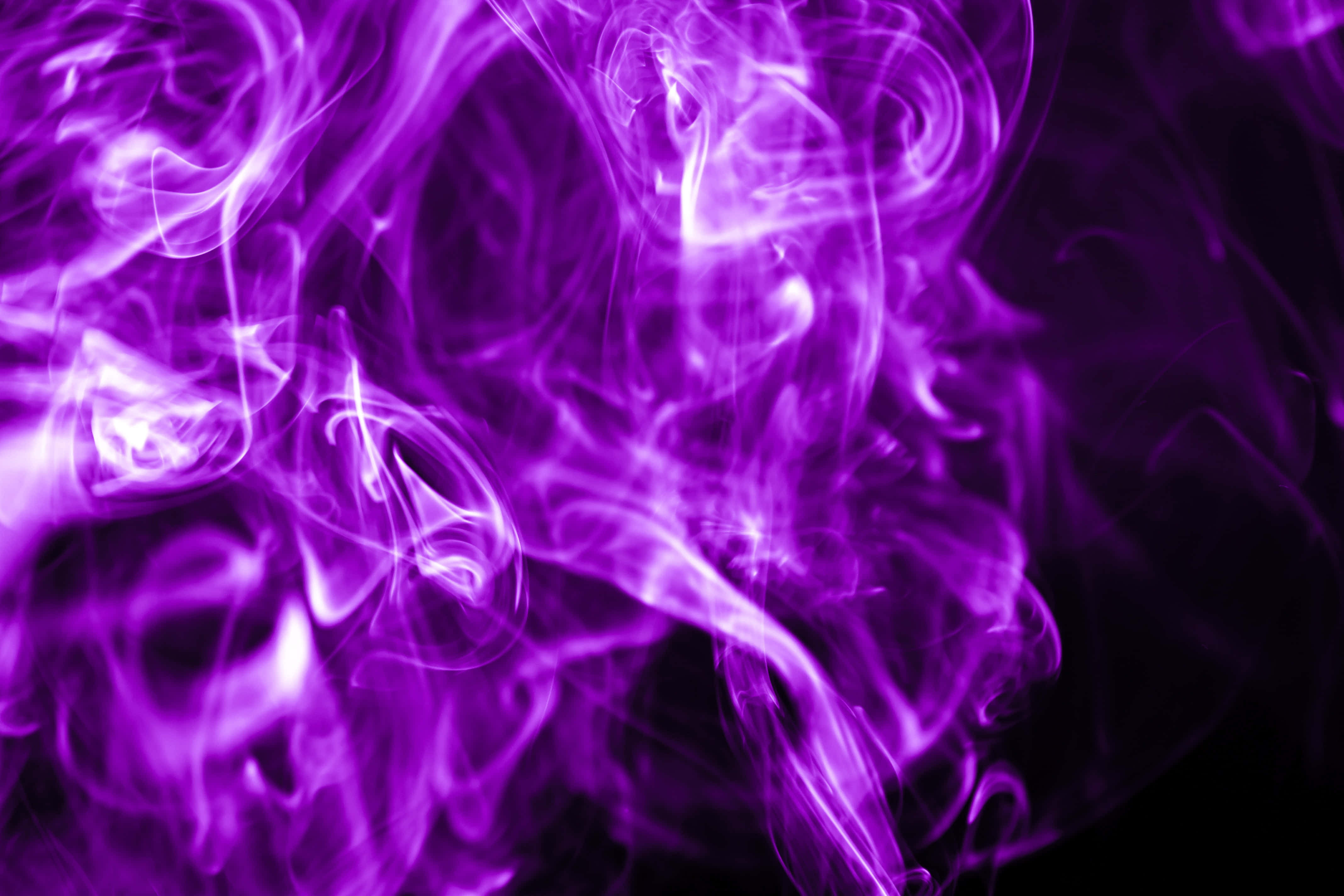Purple Smoke 桌布 壁紙 — 充滿活力的紫色煙霧在黑暗背景上動態旋轉，營造出空靈神秘的氛圍。