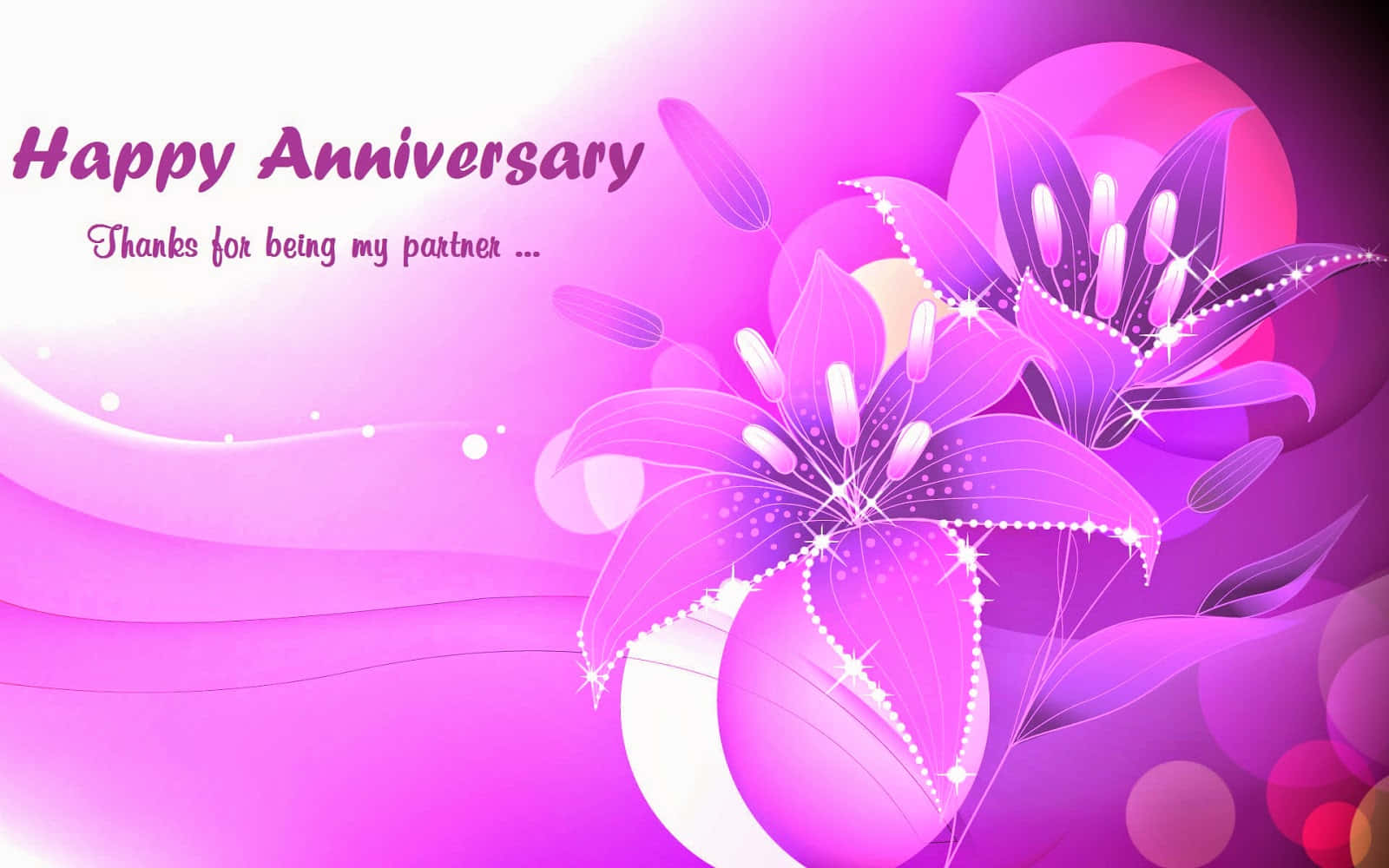 Anniversary 桌布 壁紙 — 充滿活力的紫色百合花，帶有閃爍細節，在漸變粉紅色背景上綻放，並帶有週年文字。