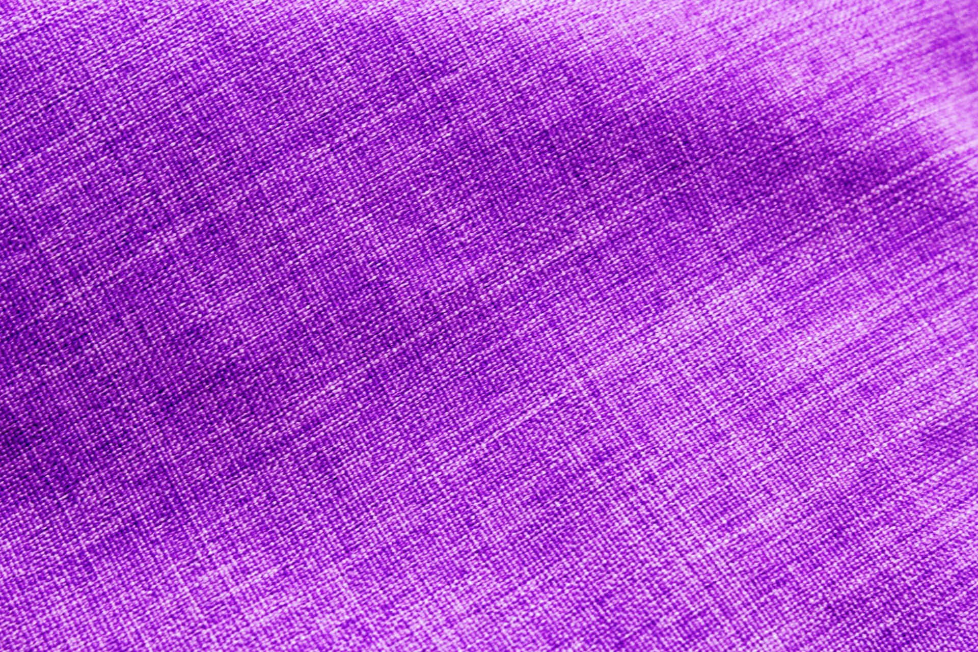 Violet 桌布 壁紙 — 充滿活力的紫色紋理布料的特寫，帶有對角編織圖案和柔和的光線漸變。
