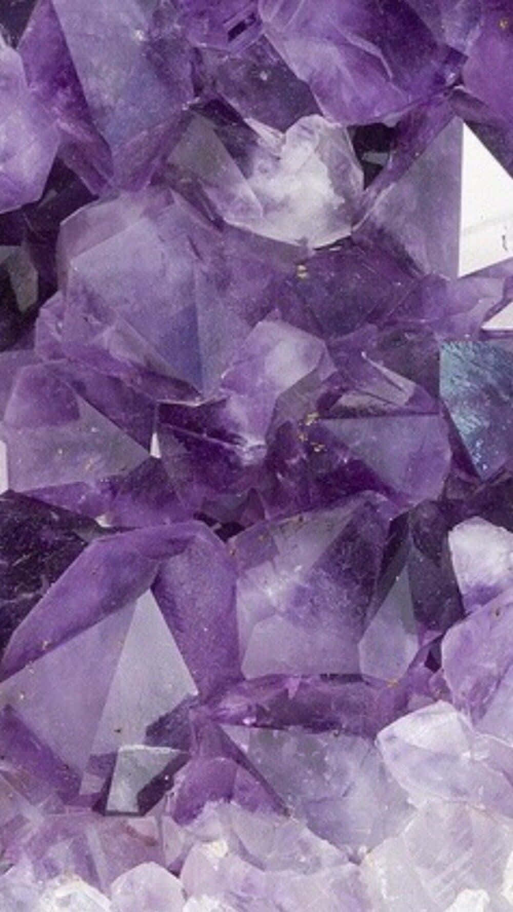 crystals 桌布 壁紙 — 充滿活力的紫色紫水晶晶體特寫，具有銳利的刻面和半透明表面，捕捉光線。