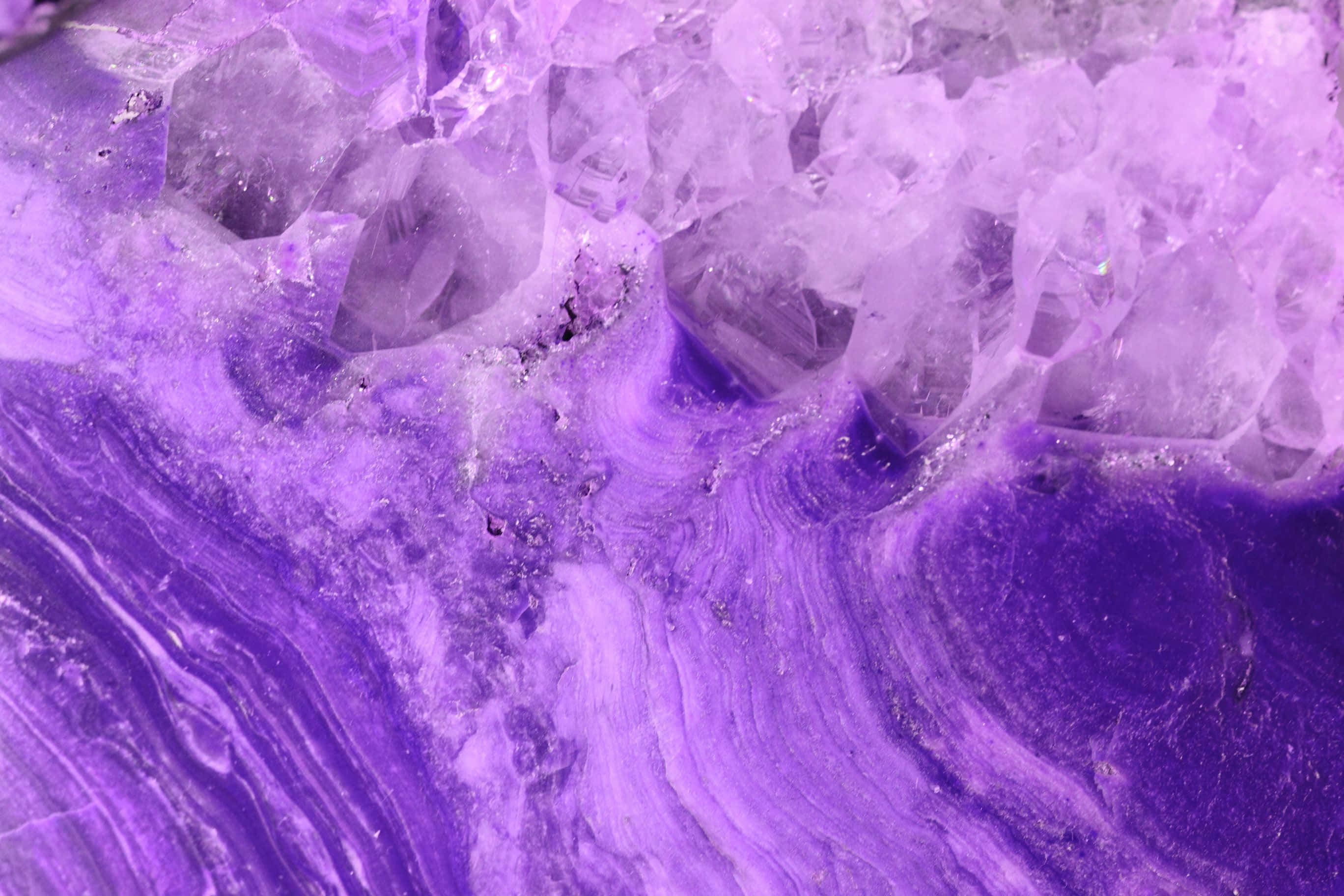 2736x1824 桌布 壁紙 — 充滿活力的紫色紫水晶晶體的近距離特寫，帶有漩渦狀大理石紋理和閃閃發光的刻面。