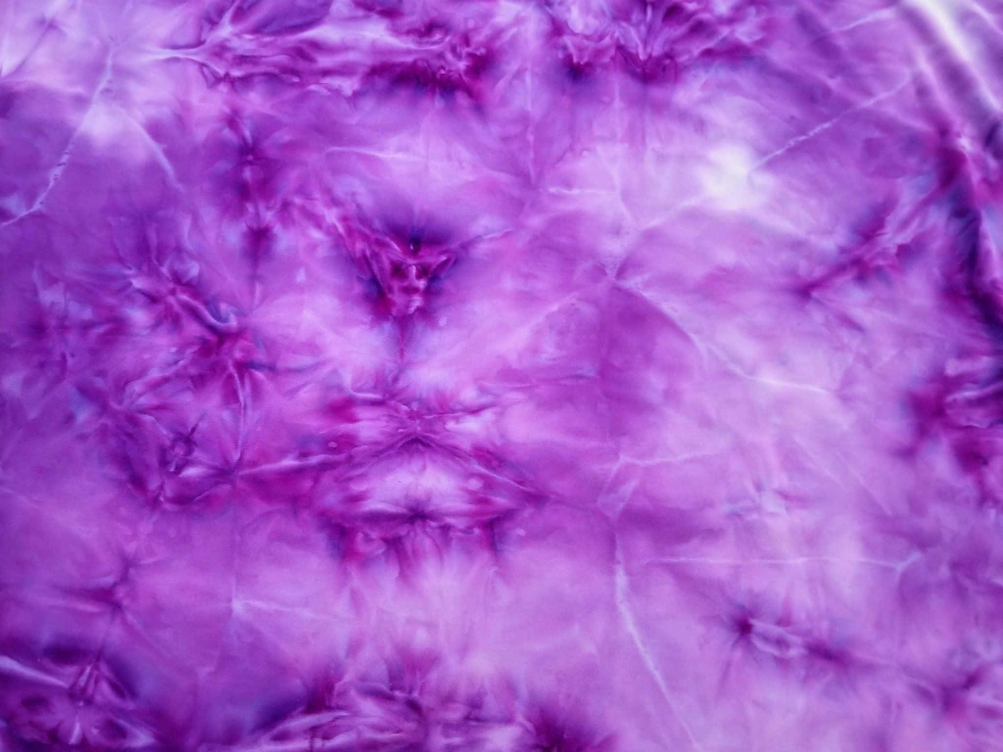 Purple Marble 桌布 壁紙 — 充滿活力的紫色紮染布料特寫，帶有漩渦圖案和白色亮點。