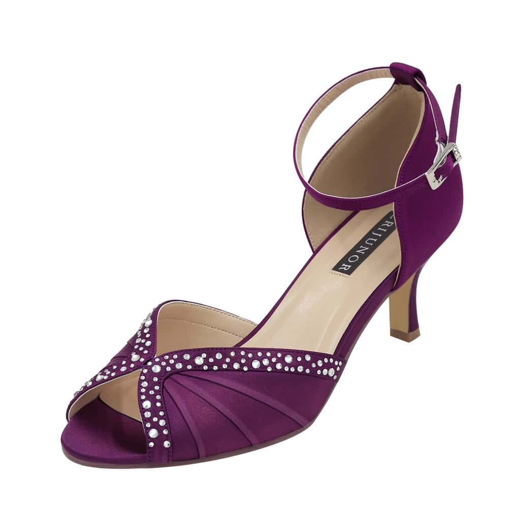 Purple Shoes 桌布 壁紙 — 充滿活力的紫色緞面露趾涼鞋，飾有閃亮水鑽和銀色扣帶。