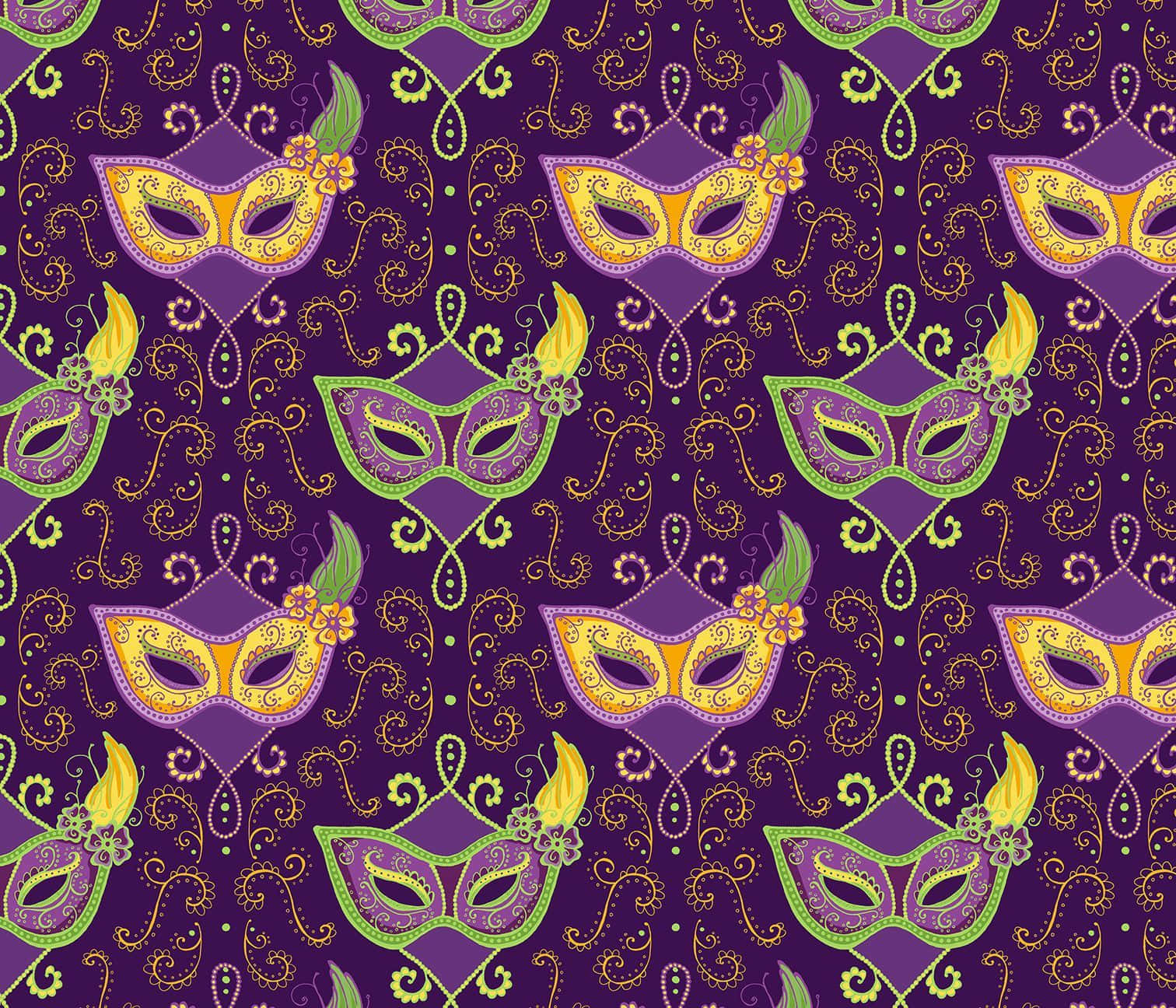 Mardi Gras 桌布 壁紙 — 充滿活力的紫色背景，飾有重複的華麗黃色和綠色化裝舞會面具以及旋轉的金色花絲圖案。