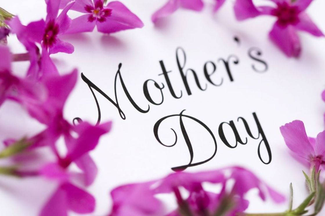 Mothers Day 桌布 壁紙 — 充滿活力的紫色花朵圍繞著優雅的黑色草書文字，在潔白的背景上寫著母親節。