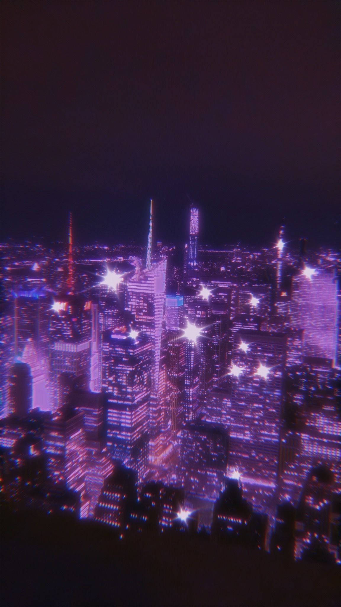 New York 桌布 壁紙 — 充滿活力的紫色調夜景，發光的摩天大樓和星光效果。