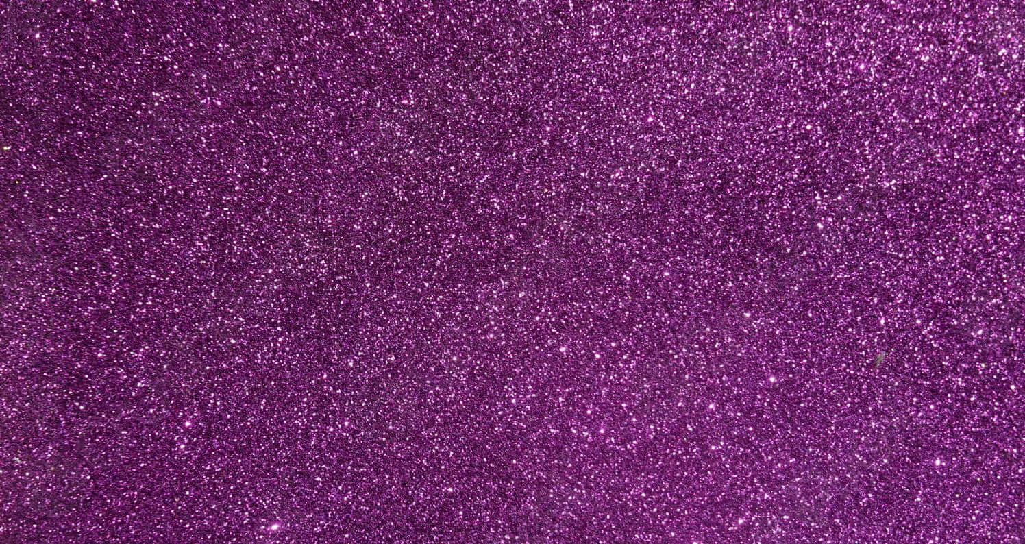 Purple Glitter 桌布 壁紙 — 充滿活力的紫色閃粉質感，閃爍的顆粒在整個畫面中捕捉光線。