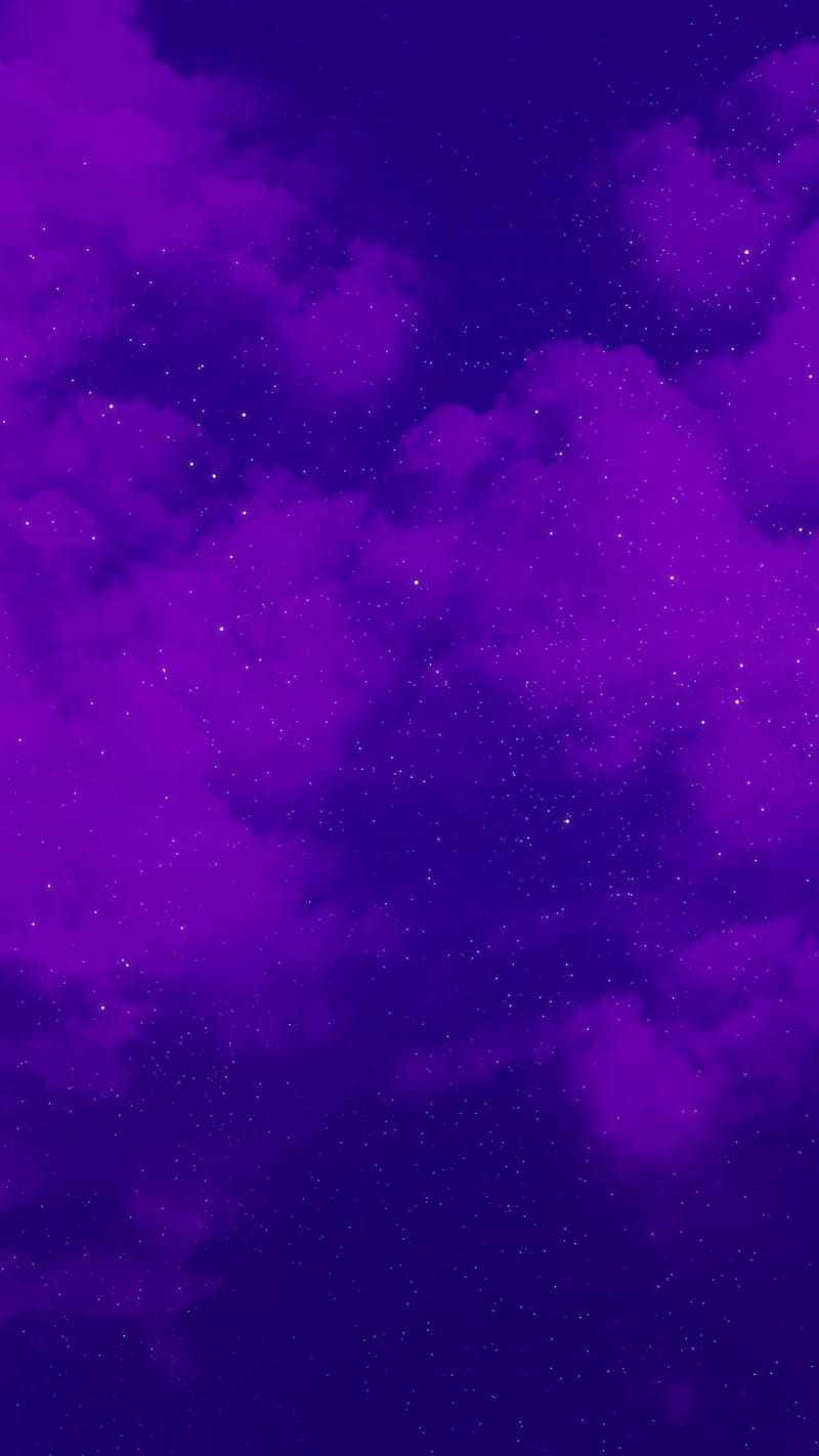 Aesthetic Purple 桌布 壁紙 — 充滿活力的紫色雲彩在閃爍著宇宙能量的星空夜空中飄移。