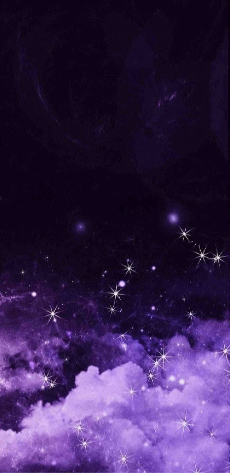 黑紫美學 桌布 壁紙 — 充滿活力的紫色雲朵在閃爍著天體光芒的星空下飄移。
