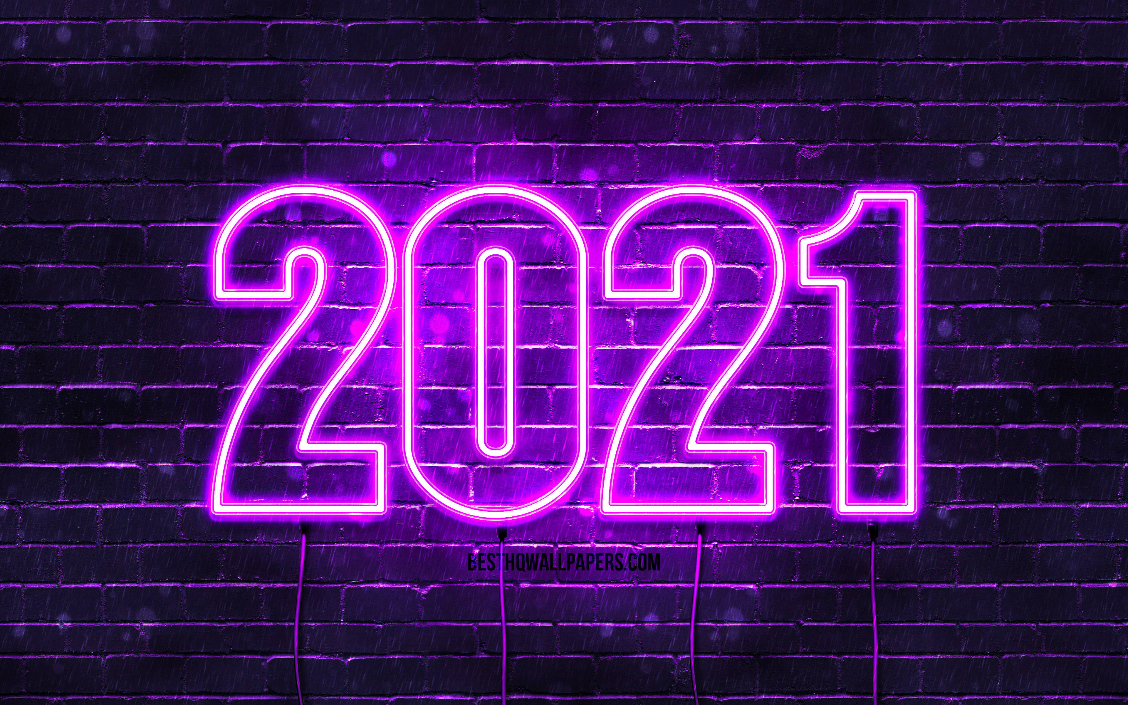 新年快樂 桌布 壁紙 — 充滿活力的紫色霓虹數字2021在黑暗的磚牆上發光，營造出憂鬱的城市夜景。