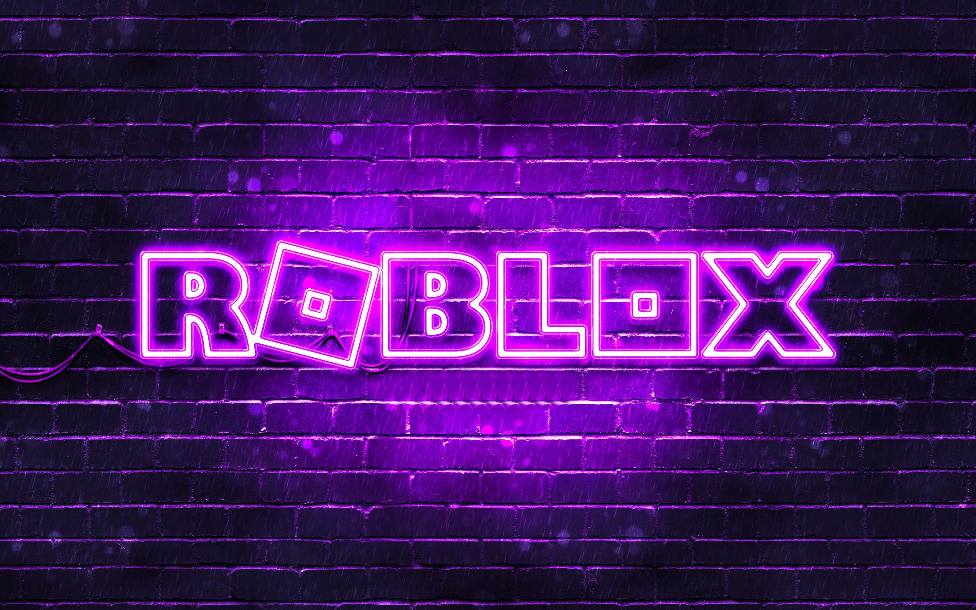 Roblox 桌布 壁紙 — 充滿活力的紫色霓虹燈 Roblox 標誌在夜雨中，在黑暗潮濕的磚牆上發光。