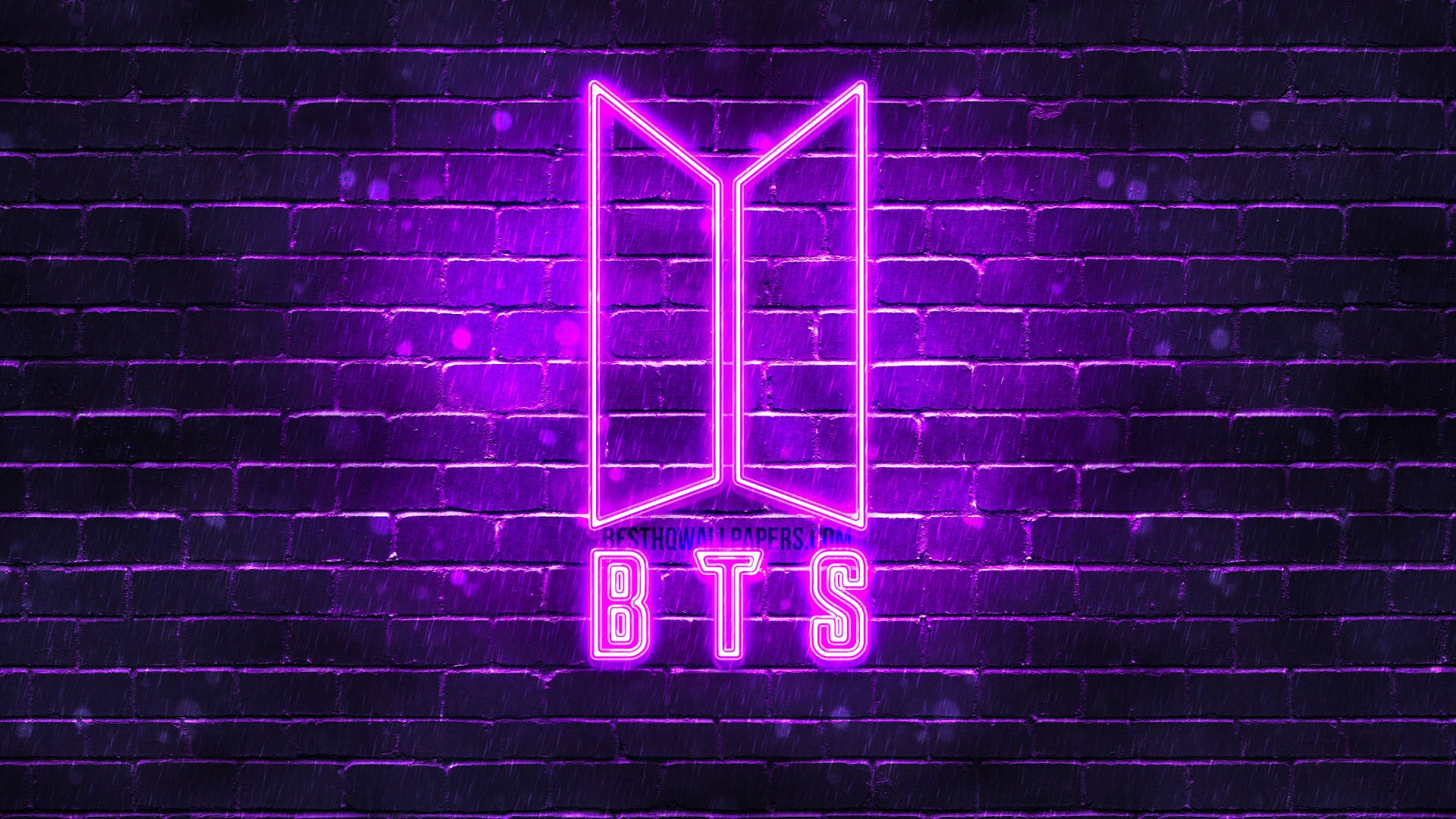 夜間濕磚牆上的紫色霓虹燈BTS標誌。 — BTS標誌 壁紙