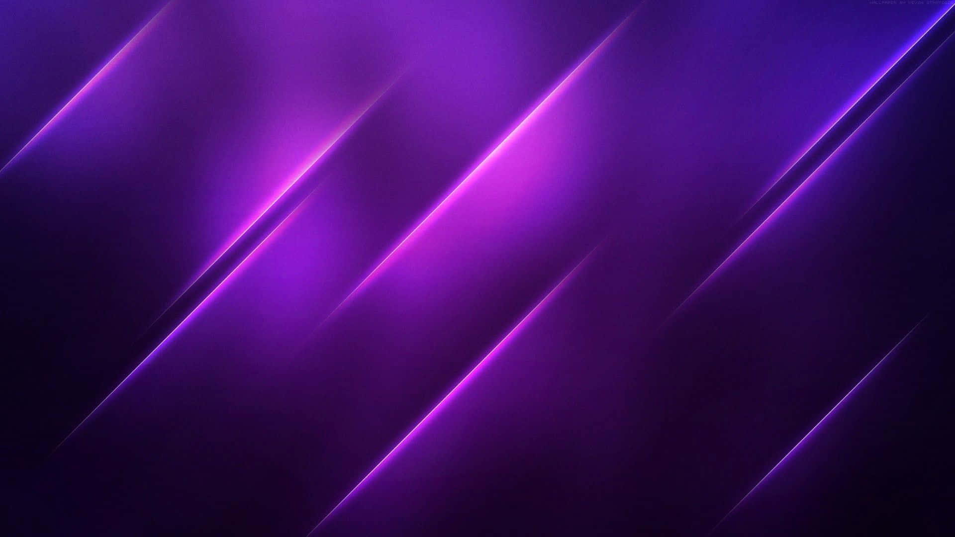 Violet 桌布 壁紙 — 充滿活力的紫色霓虹燈光條紋斜向劃過深色漸變背景，營造出未來感的數位光芒。