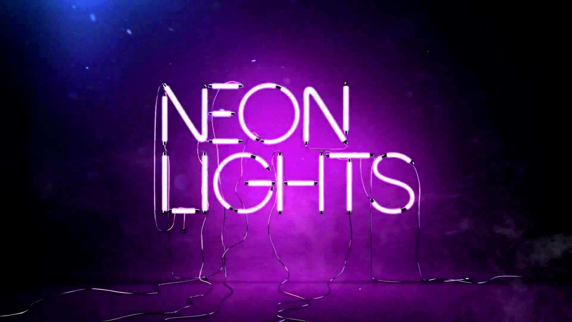  壁紙 — 充滿活力的紫色霓虹燈在黑暗煙霧背景和發光電線中拼出「NEON LIGHTS」。