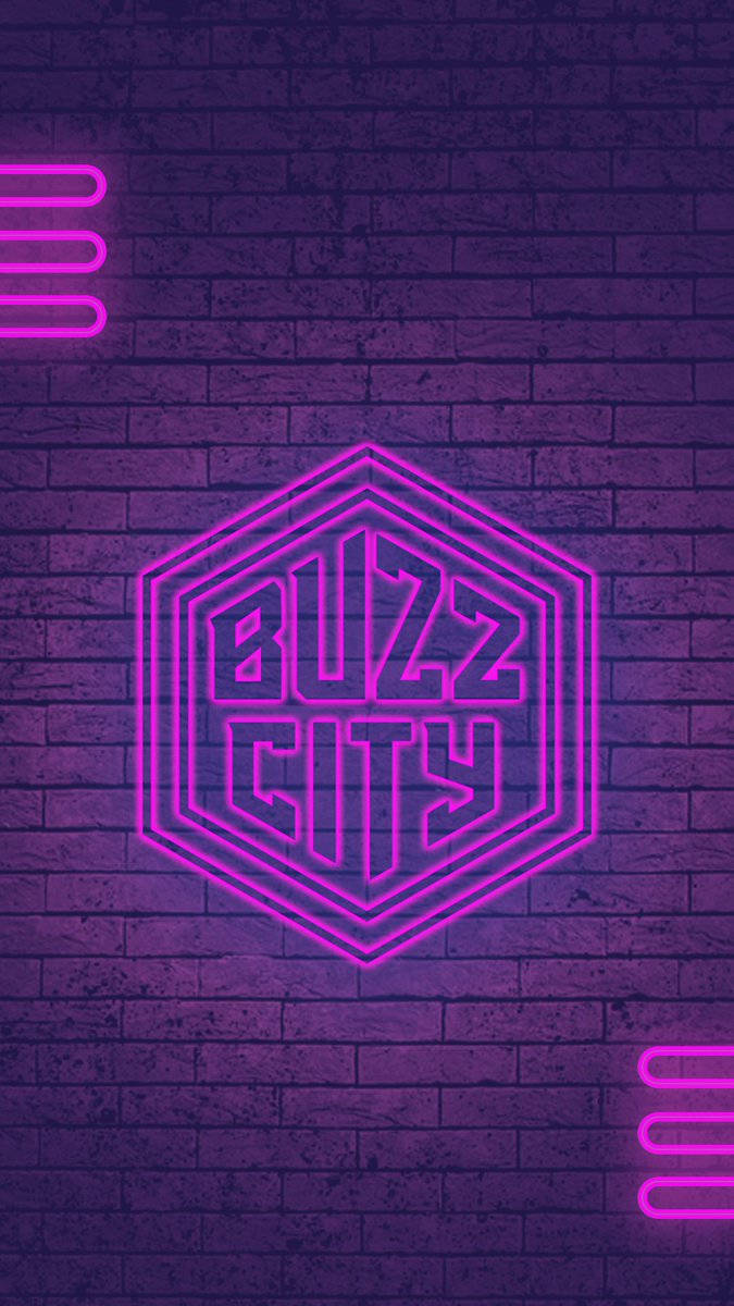 Hornets 桌布 壁紙 — 充滿活力的紫色霓虹燈招牌寫著「Buzz City」，在紋理磚牆上發光，營造出未來主義的城市環境。