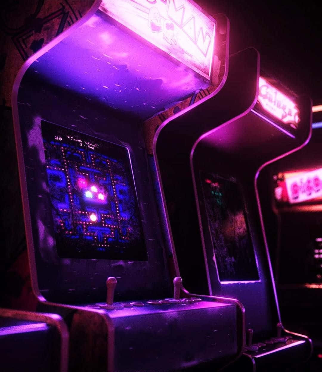 arcade 桌布 壁紙 — 充滿活力的紫色霓虹燈照亮了昏暗復古遊戲廳中展示經典遊戲的復古街機。