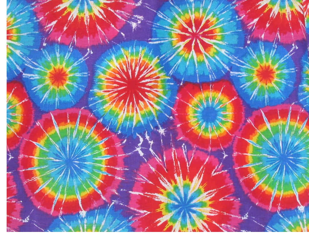 High Resolution Tie Dye 桌布 壁紙 — 充滿活力的紮染圓圈在深紫色背景上爆發出彩虹色調。