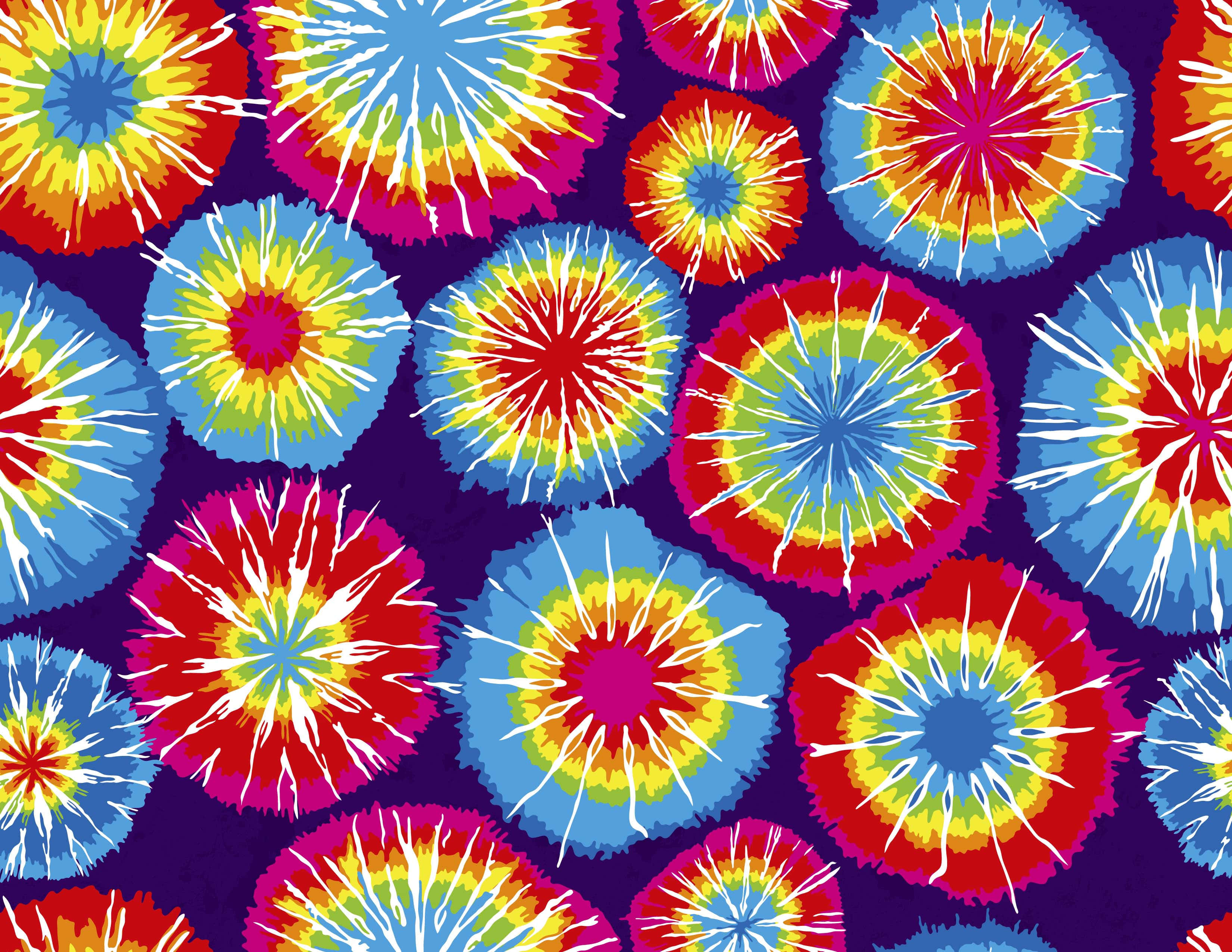 High Resolution Tie Dye 桌布 壁紙 — 充滿活力的紮染圓圈在深紫色背景上以鮮明的紅色、黃色、藍色和洋紅色爆炸開來。