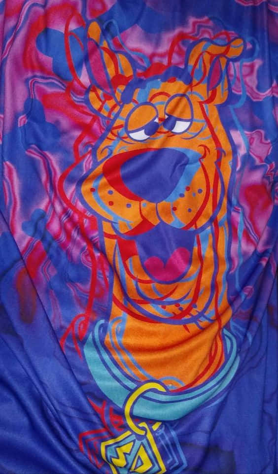 Dope Trippy 桌布 壁紙 — 充滿活力的紮染布料上，有一隻橙色毛髮、戴著藍色項圈的卡通狗，背景是旋轉的紫色和粉紅色圖案。