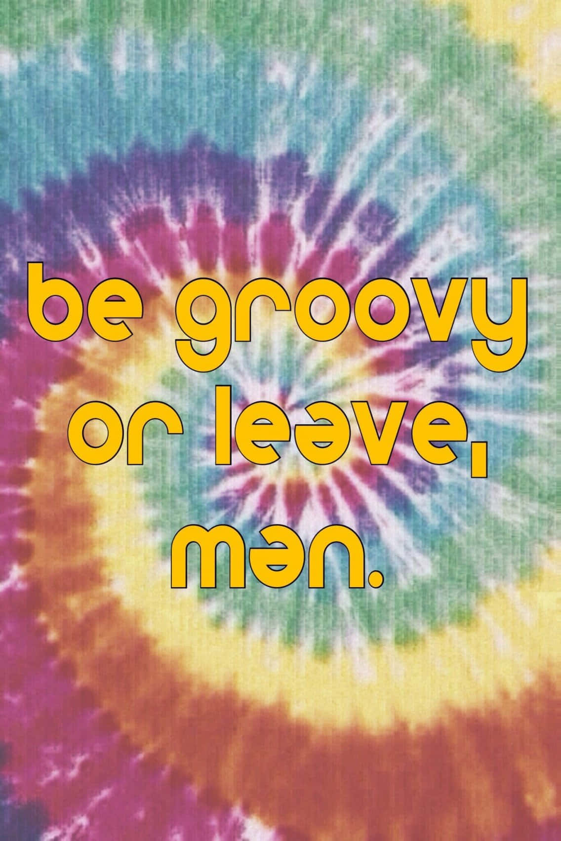 Groovy 桌布 壁紙 — 充滿活力的紮染布料以彩虹色調旋轉，並有粗體黃色文字寫著 be groovy or leave man。