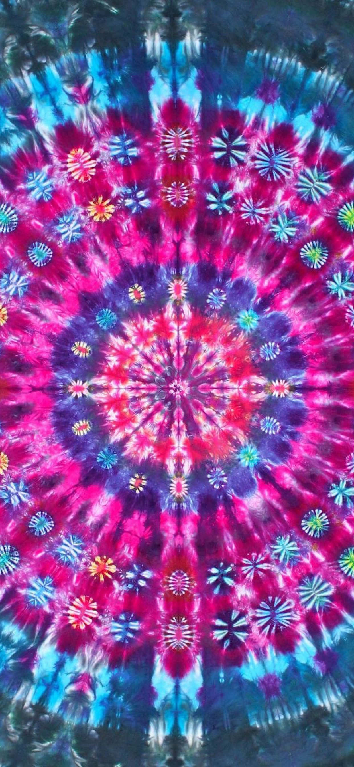 High Resolution Tie Dye 桌布 壁紙 — 充滿活力的紮染曼陀羅，以粉紅色、紫色和藍色的花卉圖案呈現放射狀對稱。