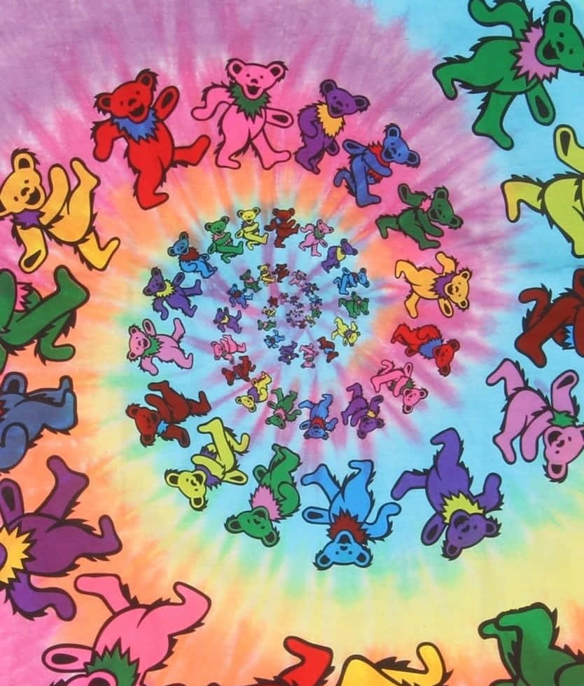 Tie Dye 桌布 壁紙 — 充滿活力的紮染螺旋從中心輻射出來，色彩繽紛的卡通熊在迷幻的彩虹色調中跳舞。