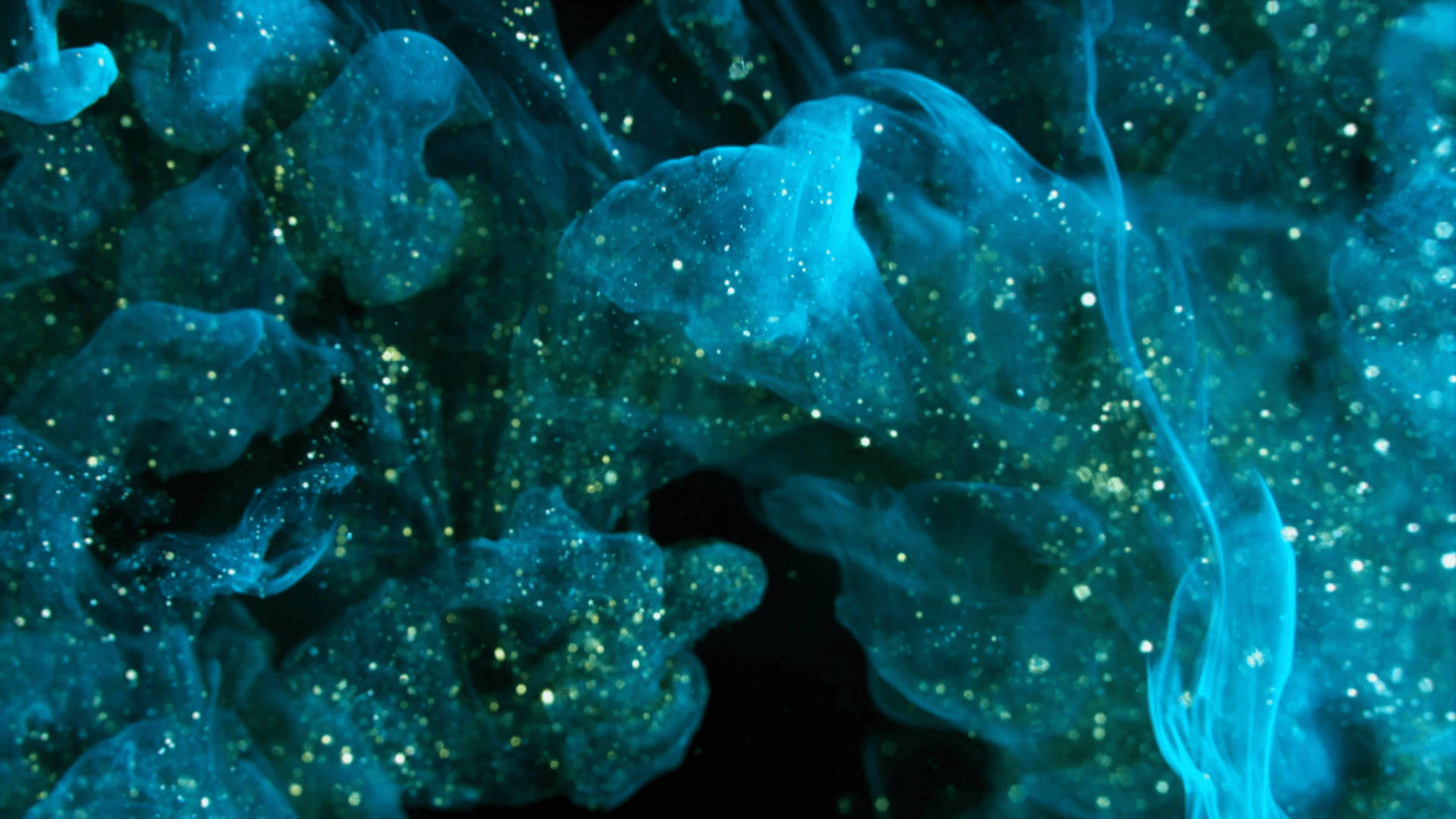 Turquoise 桌布 壁紙 — 充滿活力的綠松石色煙霧與金色亮片顆粒在深黑色背景上旋轉。