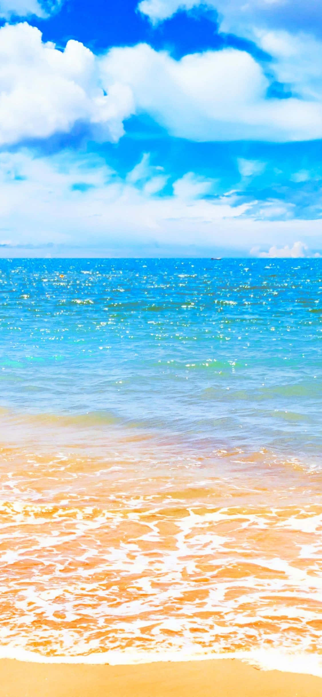 Summertime 桌布 壁紙 — 充滿活力的綠松色海浪拍打著金色沙灘，上方是明亮的藍天和蓬鬆的白雲。