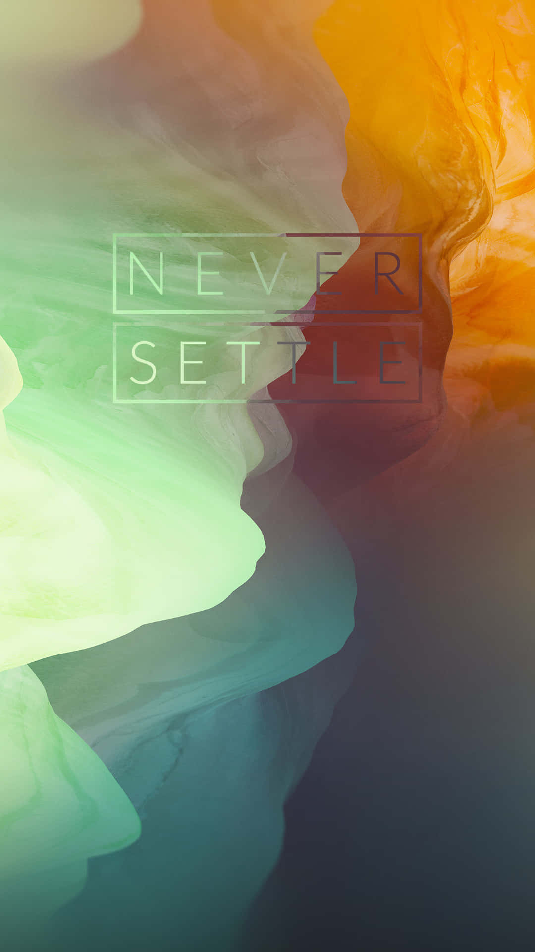 Story 桌布 壁紙 — 充滿活力的綠色、橙色和藍色抽象漩渦在極簡的「NEVER SETTLE」文字疊加背後動態流動。