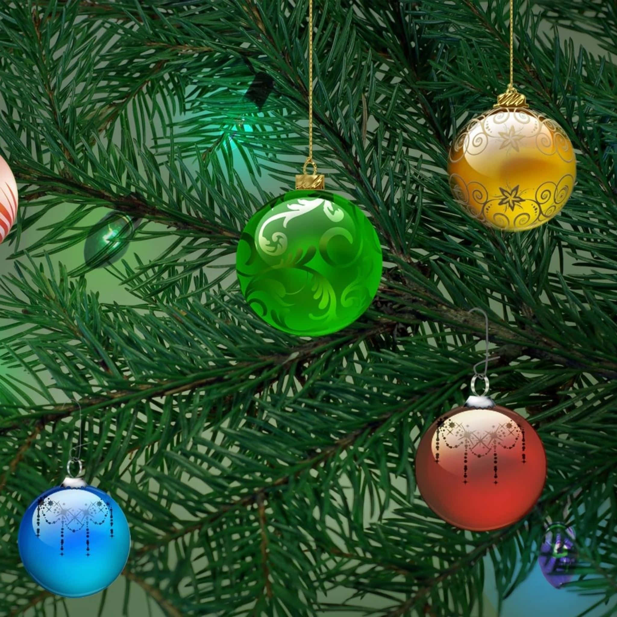 iPad Christmas 桌布 壁紙 — 充滿活力的綠色、金色、紅色和藍色玻璃飾品掛在茂密的常青樹枝上，伴隨著柔和閃爍的燈光。