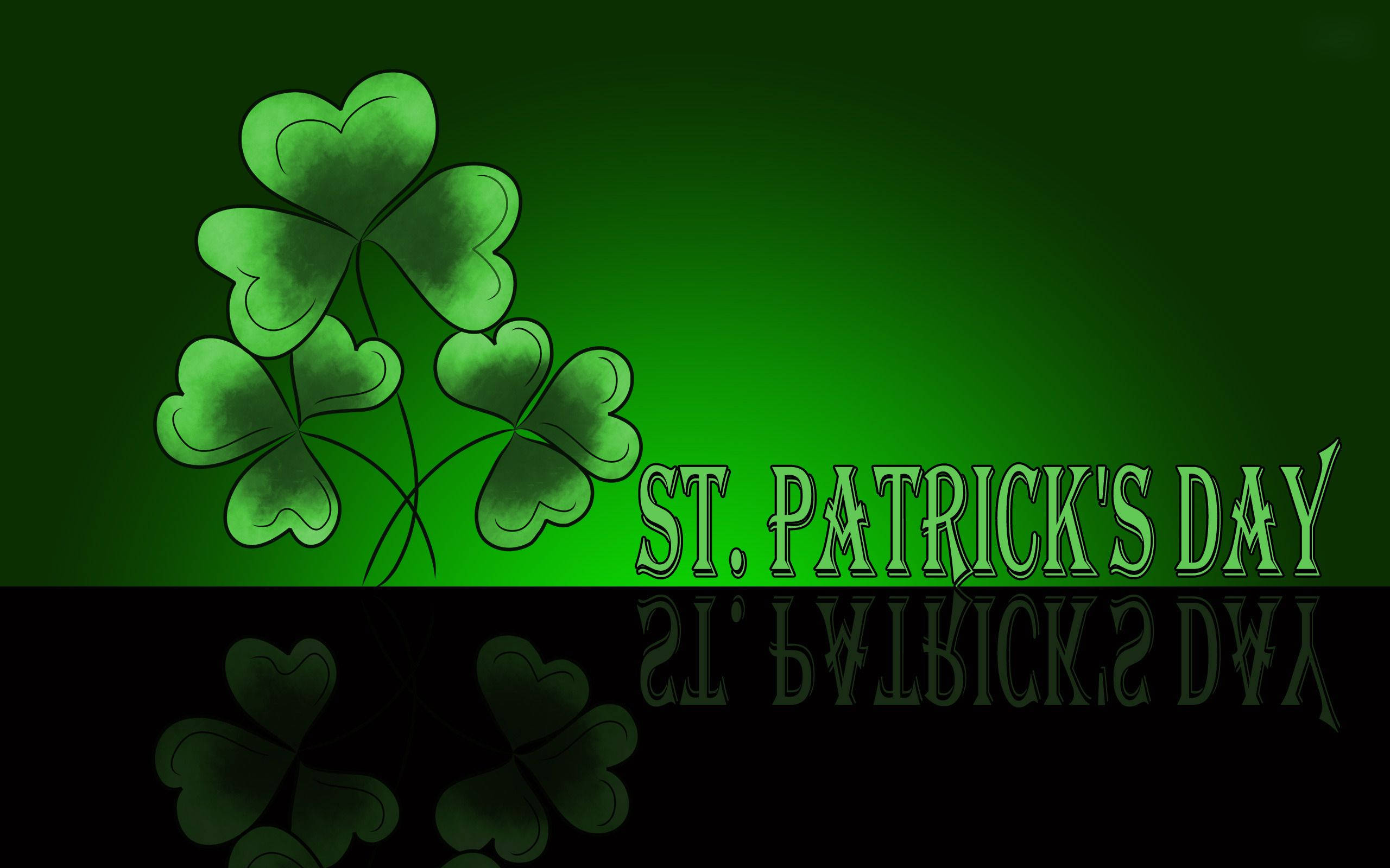 St Patrick's Day 桌布 壁紙 — 充滿活力的綠色三葉草和節日文字在漸變背景上發光，下方有鏡像倒影。