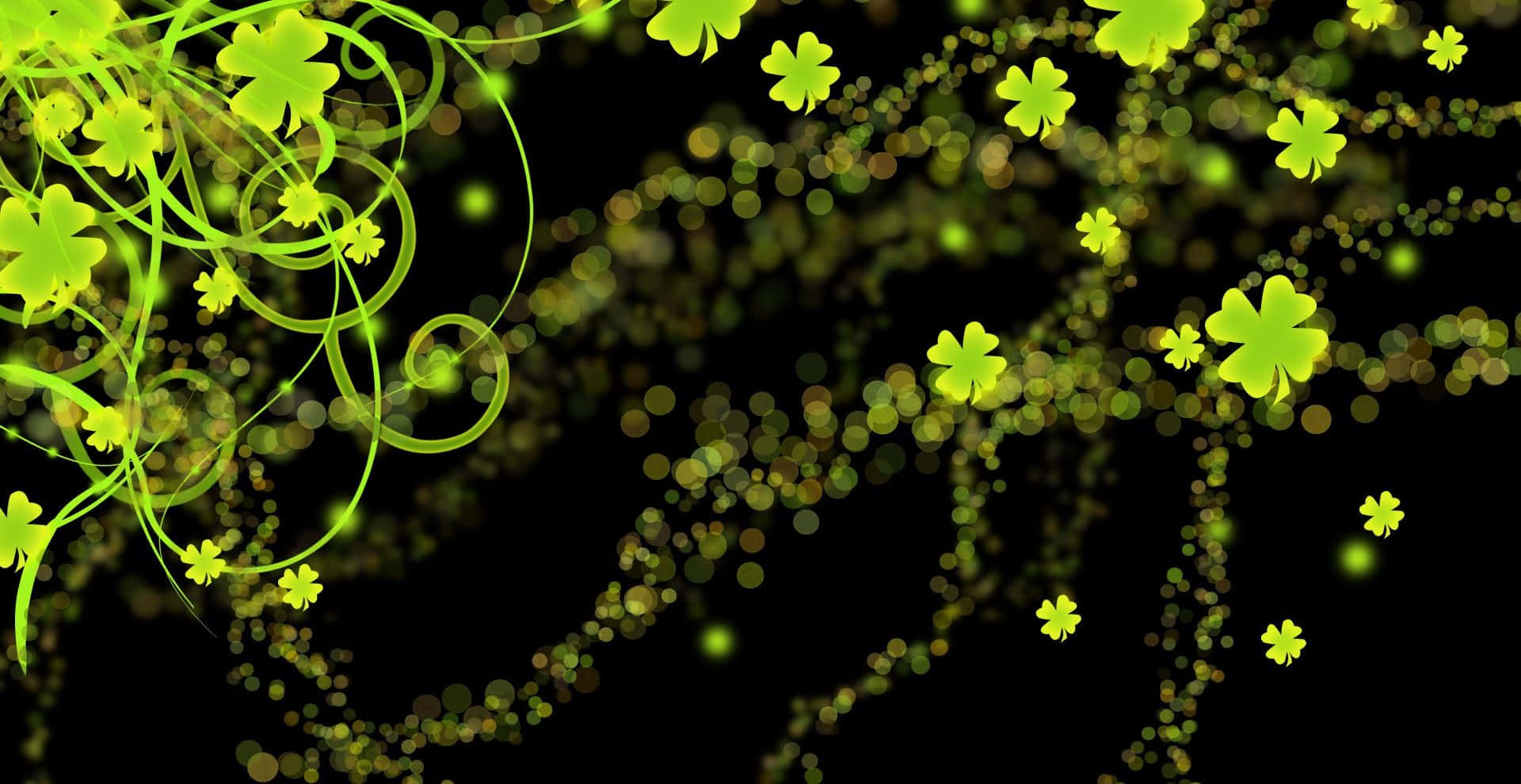 Saint Patricks Day 桌布 壁紙 — 充滿活力的綠色三葉草在黑暗背景下旋轉漂浮，背景是閃爍的金色散景燈光。