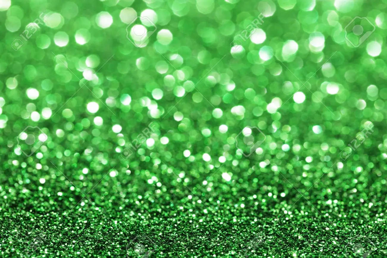 Green Glitter 桌布 壁紙 — 充滿活力的綠色亮粉背景，搭配散景光效，營造出閃爍的節日質感。