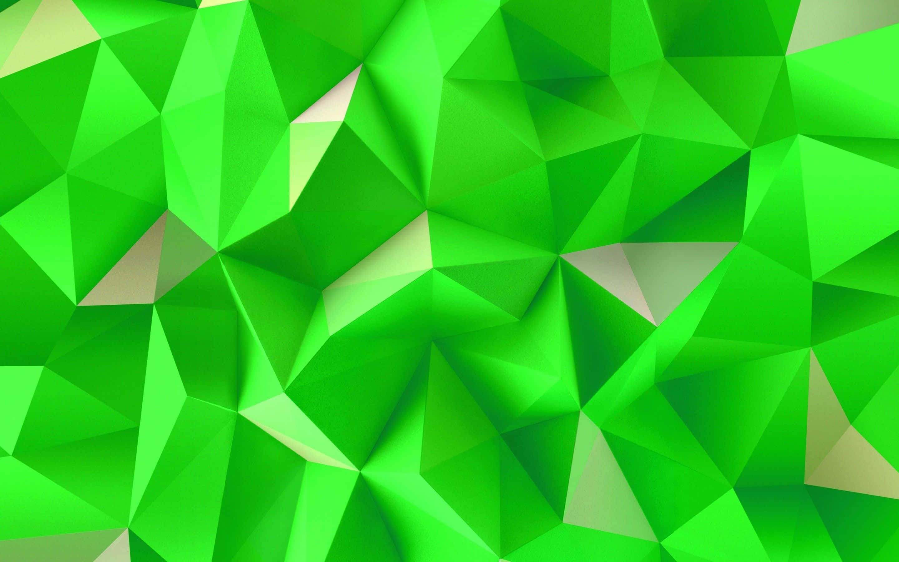 Green Texture 桌布 壁紙 — 充滿活力的綠色低多邊形幾何圖案，帶有銳利的三角形切面和柔和的光線漸變。