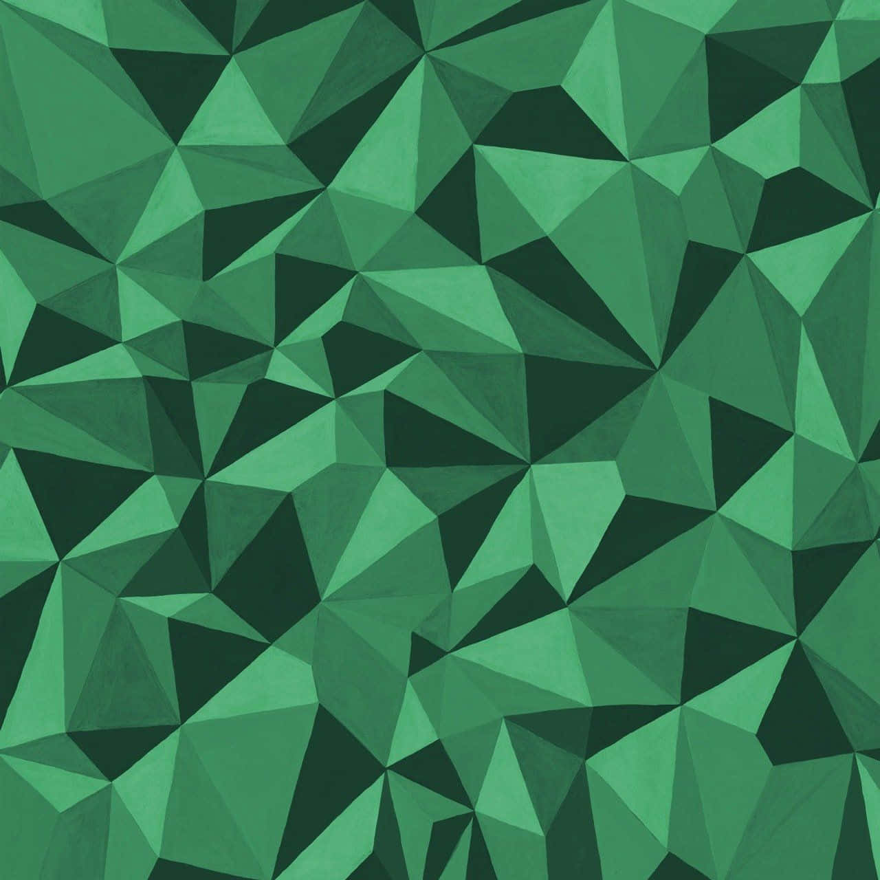 Green Geometric 桌布 壁紙 — 充滿活力的綠色低多邊形幾何圖案，帶有銳利的三角形切面和變化的色調，營造出現代抽象紋理。