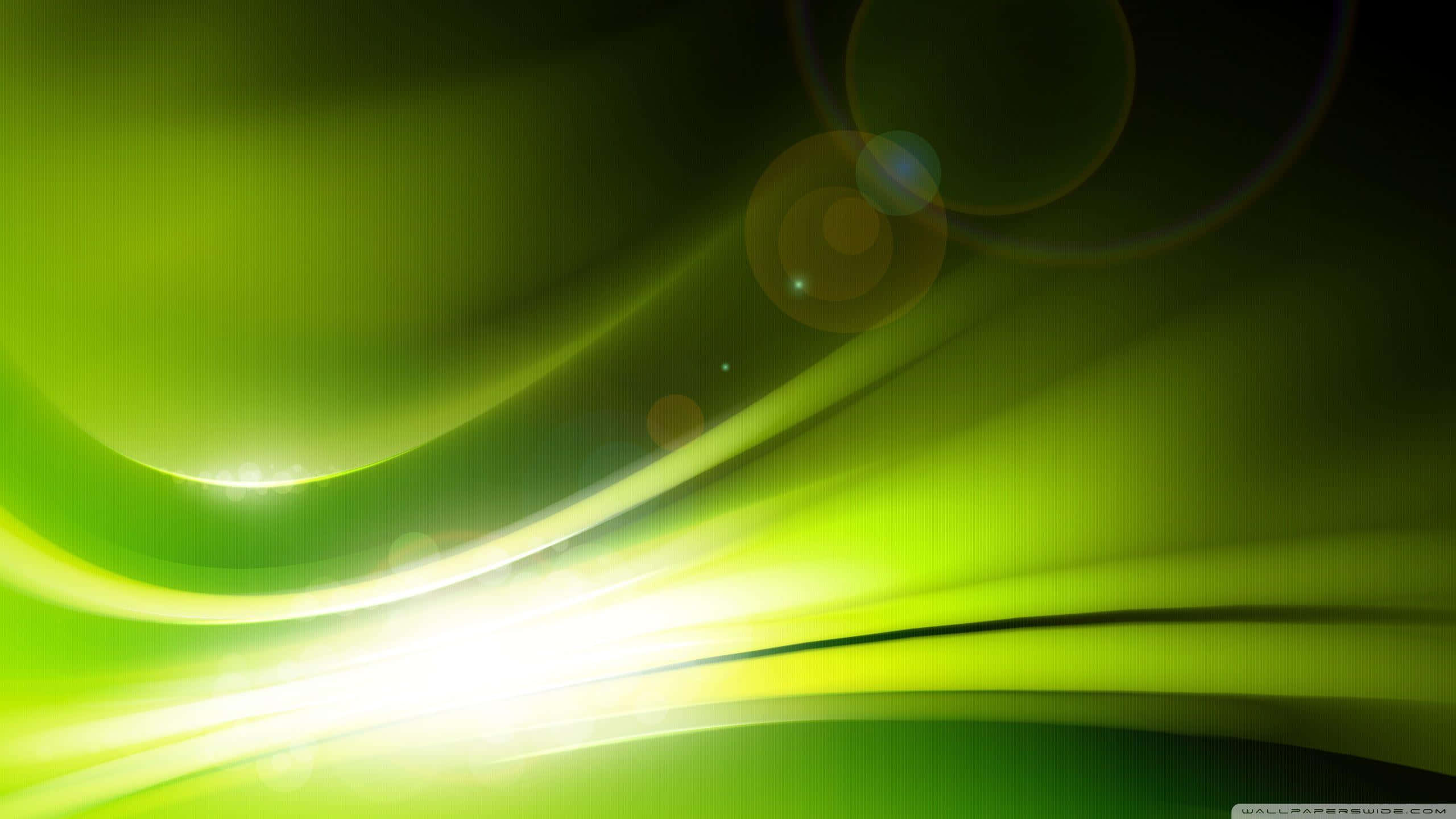 Green Led 桌布 壁紙 — 充滿活力的綠色光條在黑暗背景上動態流動，鏡頭光暈增添了發光效果。