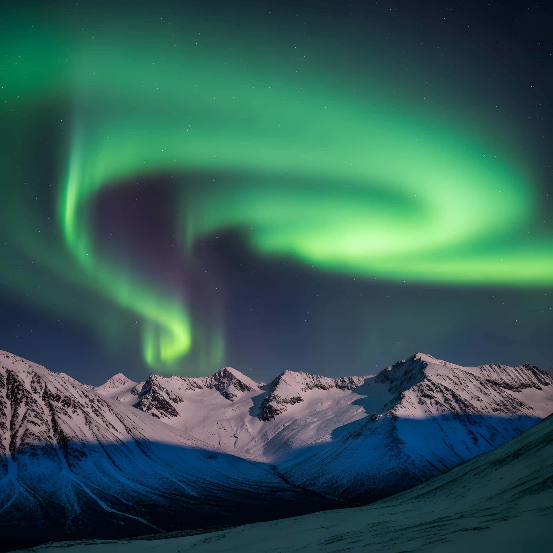 Aurora over mountains 壁紙 — 充滿活力的綠色北極光在星空下、雪覆蓋的山峰上舞動。