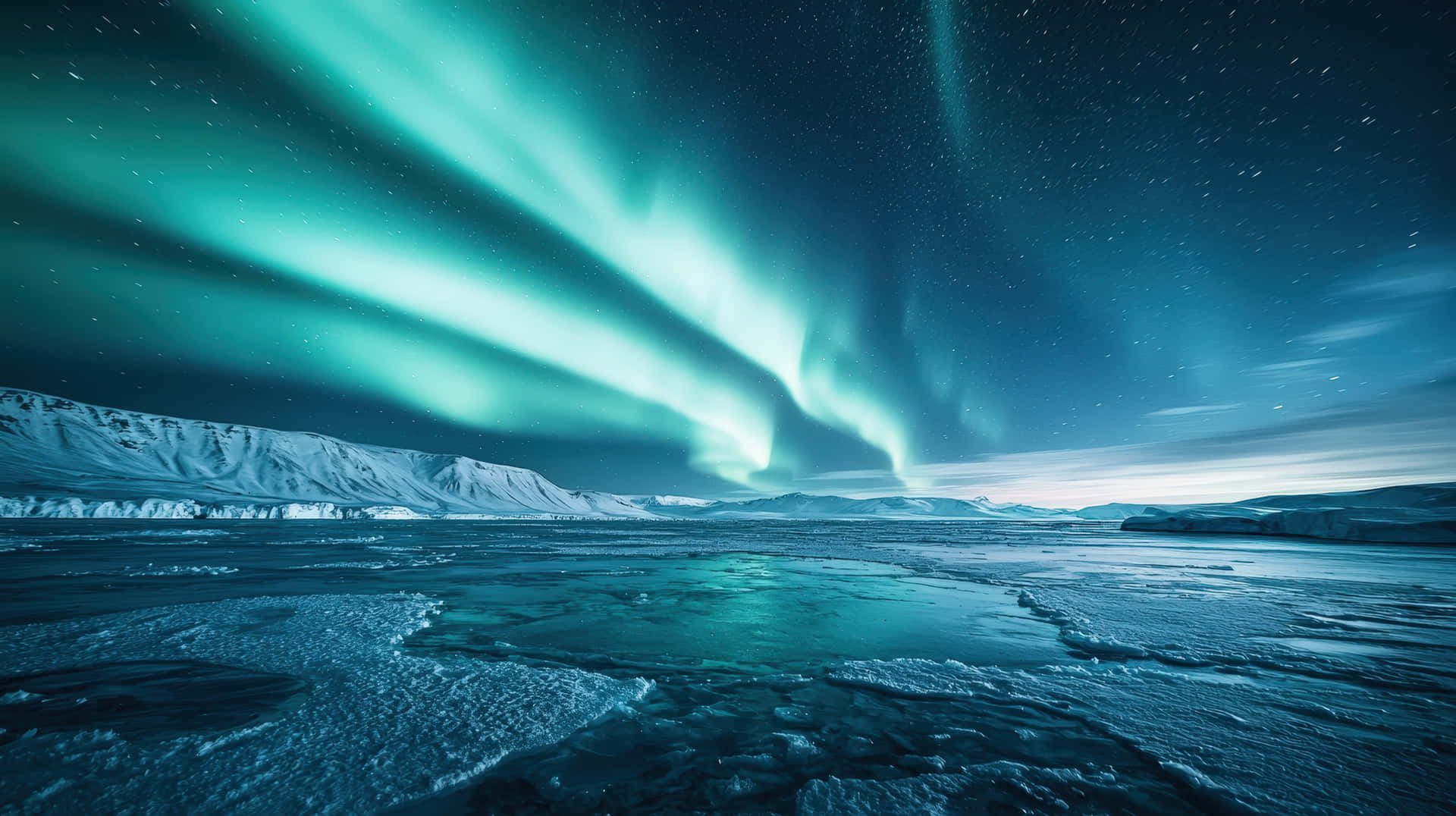 Bright Green Northern Lights Over an Icy Arctic Landscape with Starry Night Sky 壁紙 — 充滿活力的綠色北極光在繁星點點的夜空上舞動，下方是冰凍的北極苔原和積雪覆蓋的山脈。