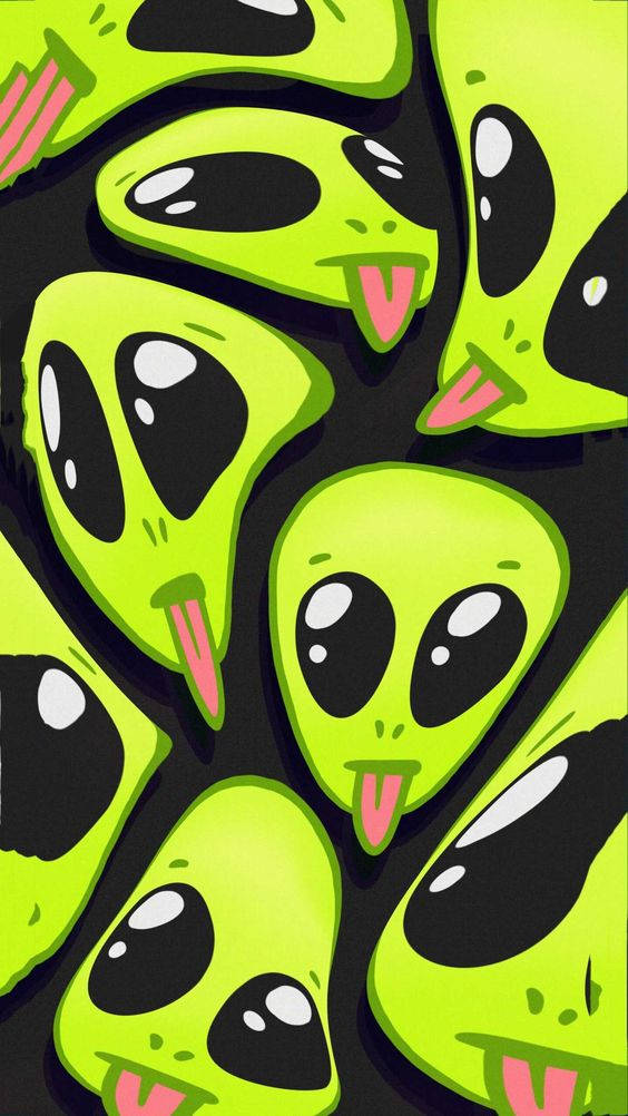 Cool Alien 桌布 壁紙 — 充滿活力的綠色卡通外星人，有著黑色大眼睛和粉紅色舌頭，從黑暗背景中探出頭來。