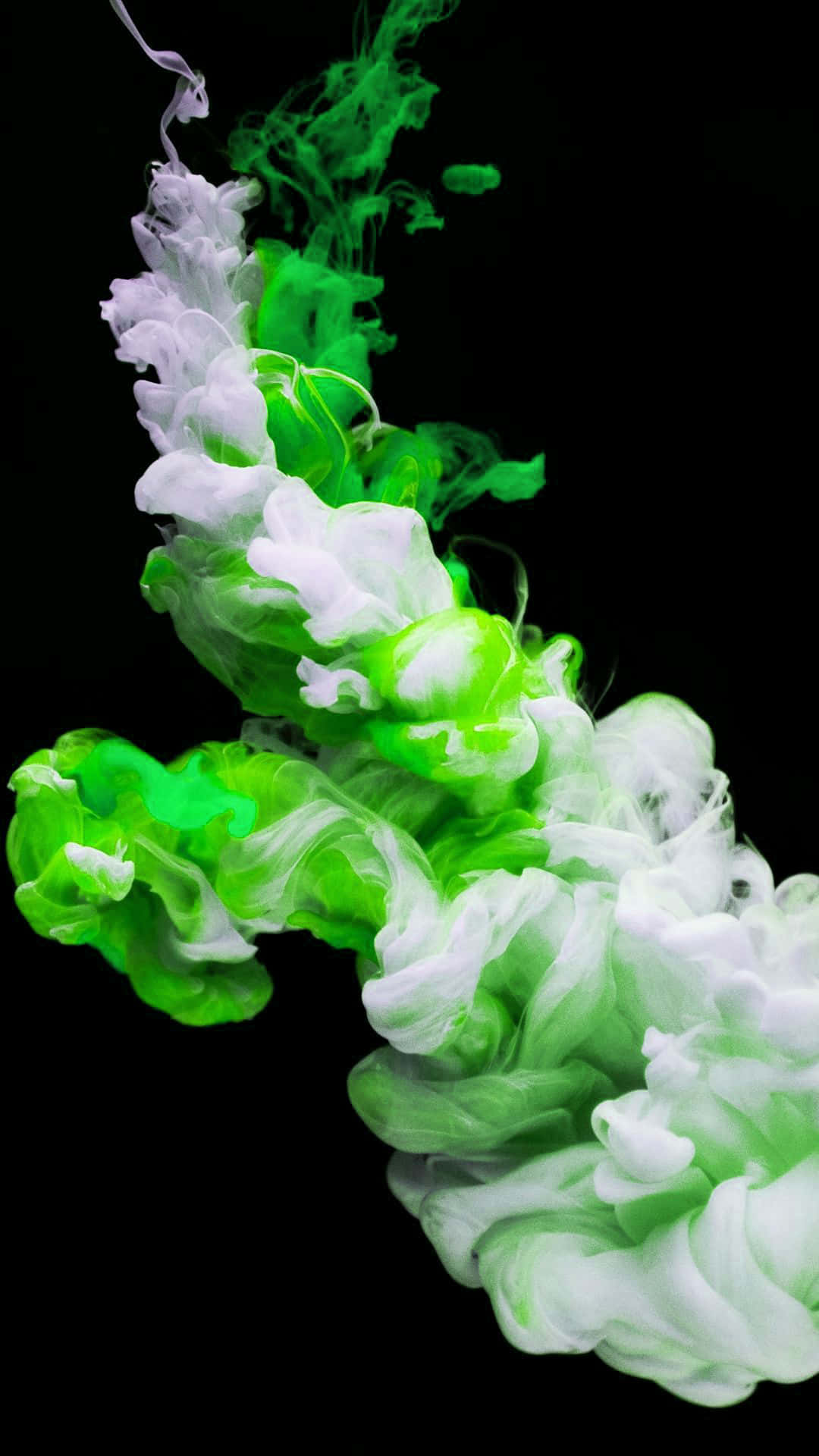 Green Smoke 桌布 壁紙 — 充滿活力的綠色和白色墨水在純黑色背景上動態旋轉，形成流暢的抽象構圖。
