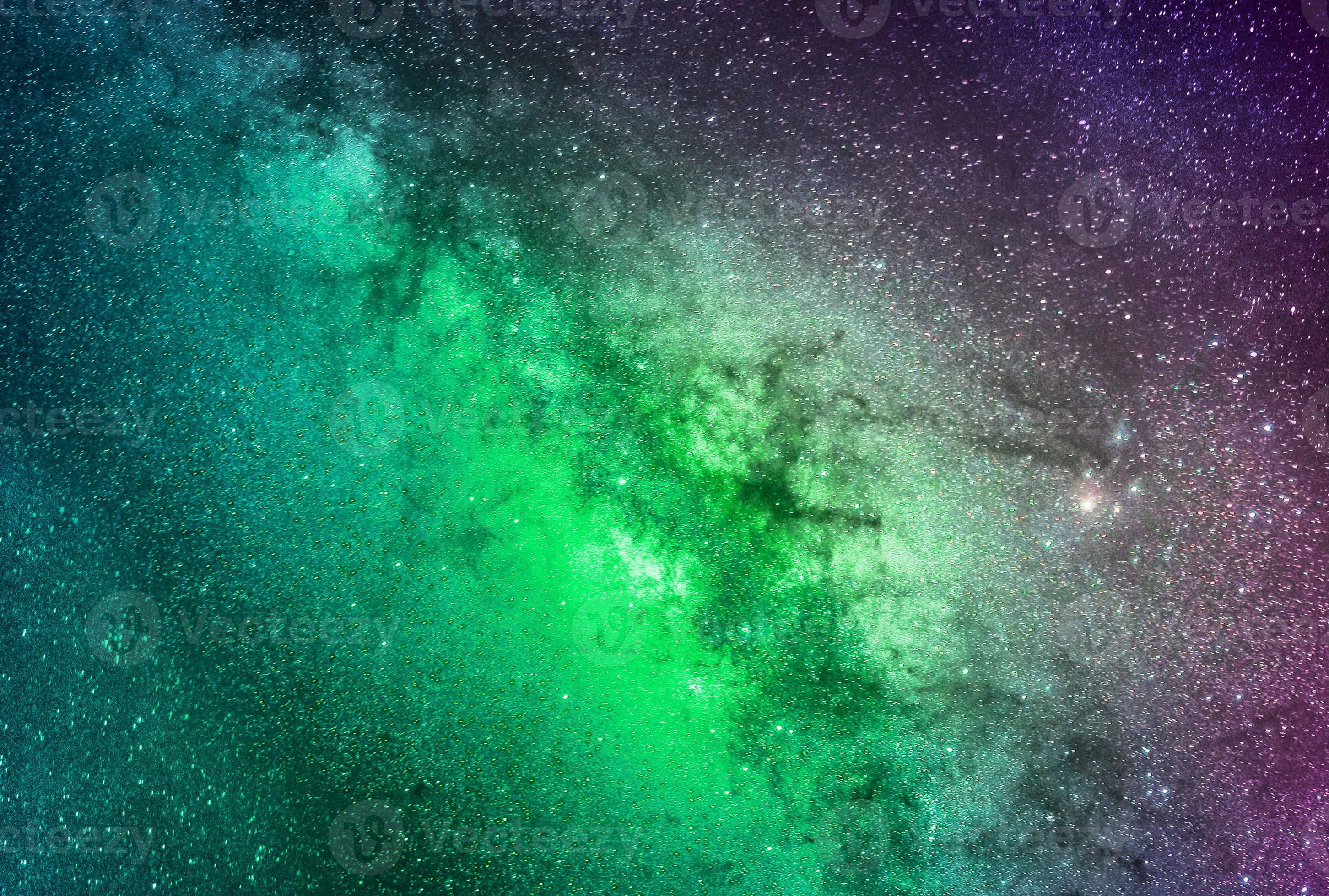 太空 桌布 壁紙 — 充滿活力的綠色和紫色星雲在宇宙夜空中與無數星星旋轉。