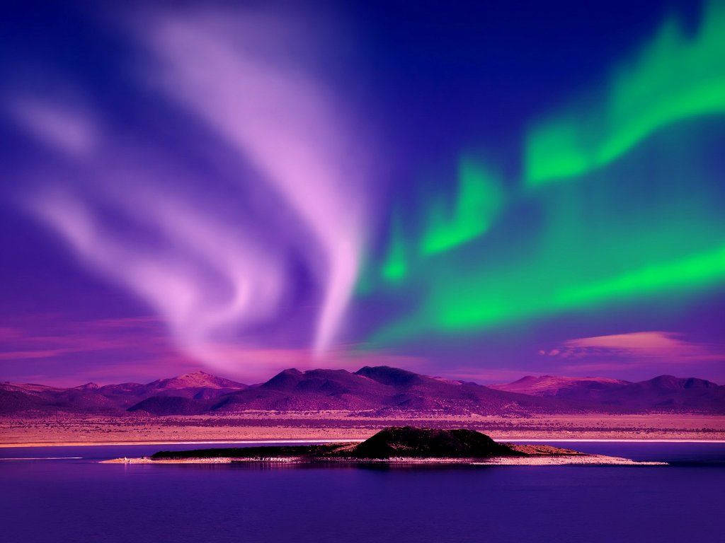 lights 桌布 壁紙 — 充滿活力的綠色和紫色極光在暮色天空下，在平靜的湖泊和遠處的山脈上方舞動。