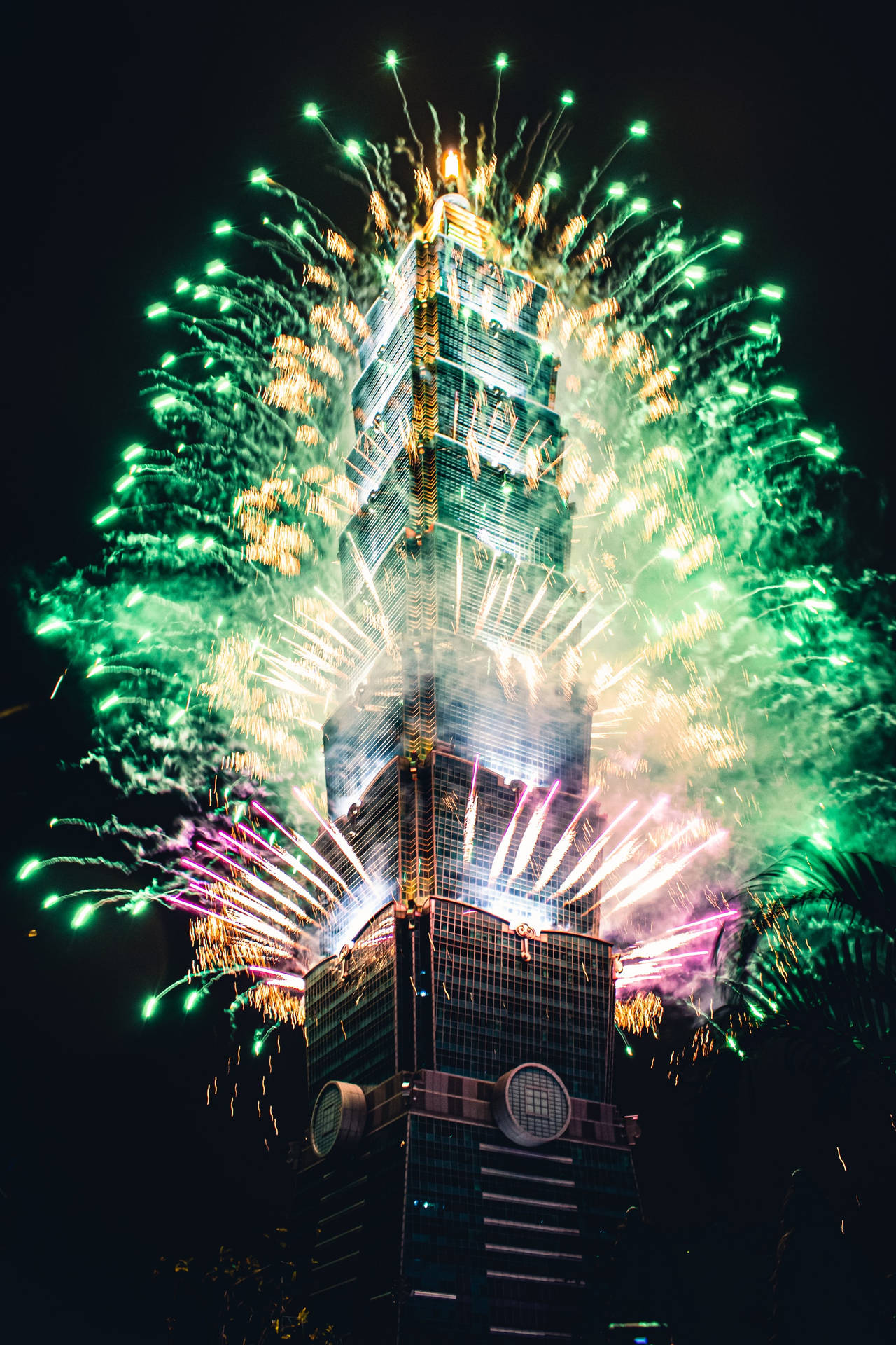 煙火在夜間圍繞台北101塔爆炸。