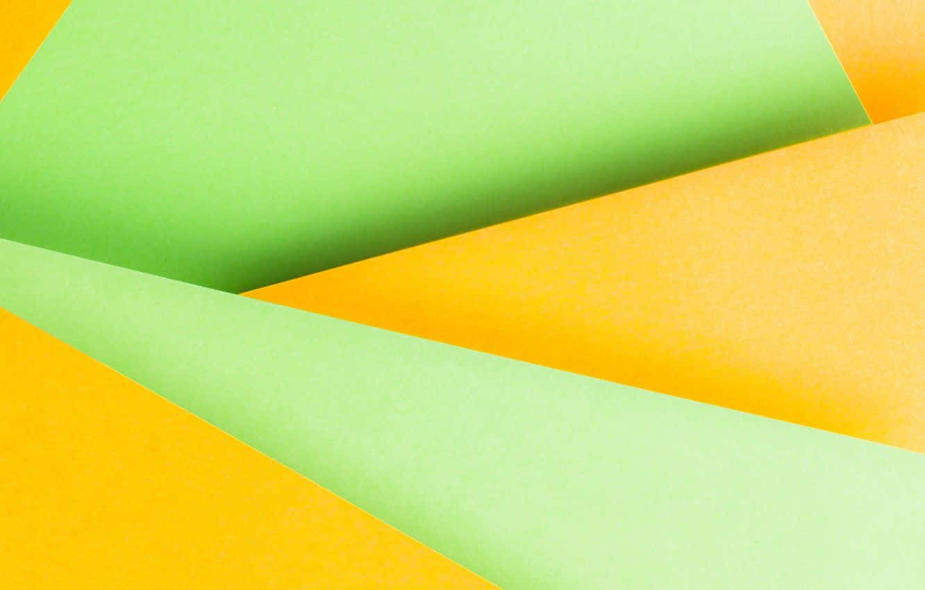 Yellow Geometric 桌布 壁紙 — 充滿活力的綠色和黃色紙張以乾淨的幾何摺疊重疊，創造出大膽的極簡構圖。