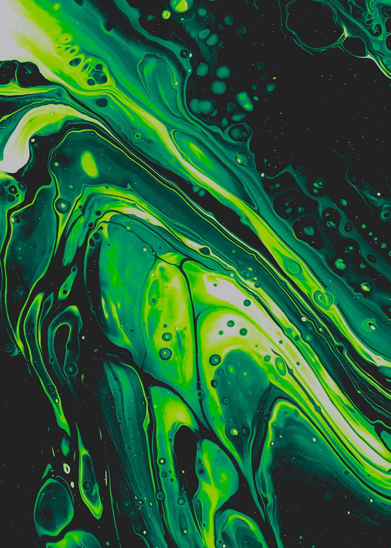Trippy Art 桌布 壁紙 — 充滿活力的綠色和黑色液體漩渦，帶有發光高光和氣泡紋理，營造出動態的抽象構圖。
