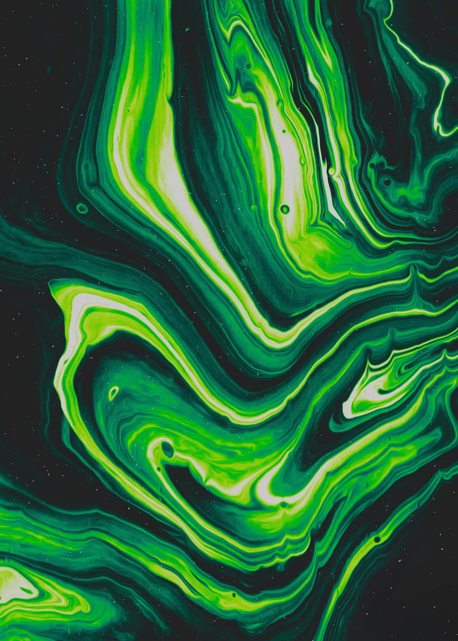 Trippy Art 桌布 壁紙 — 充滿活力的綠色和黑色漩渦液體顏料在深色斑點背景上形成有機流動圖案。