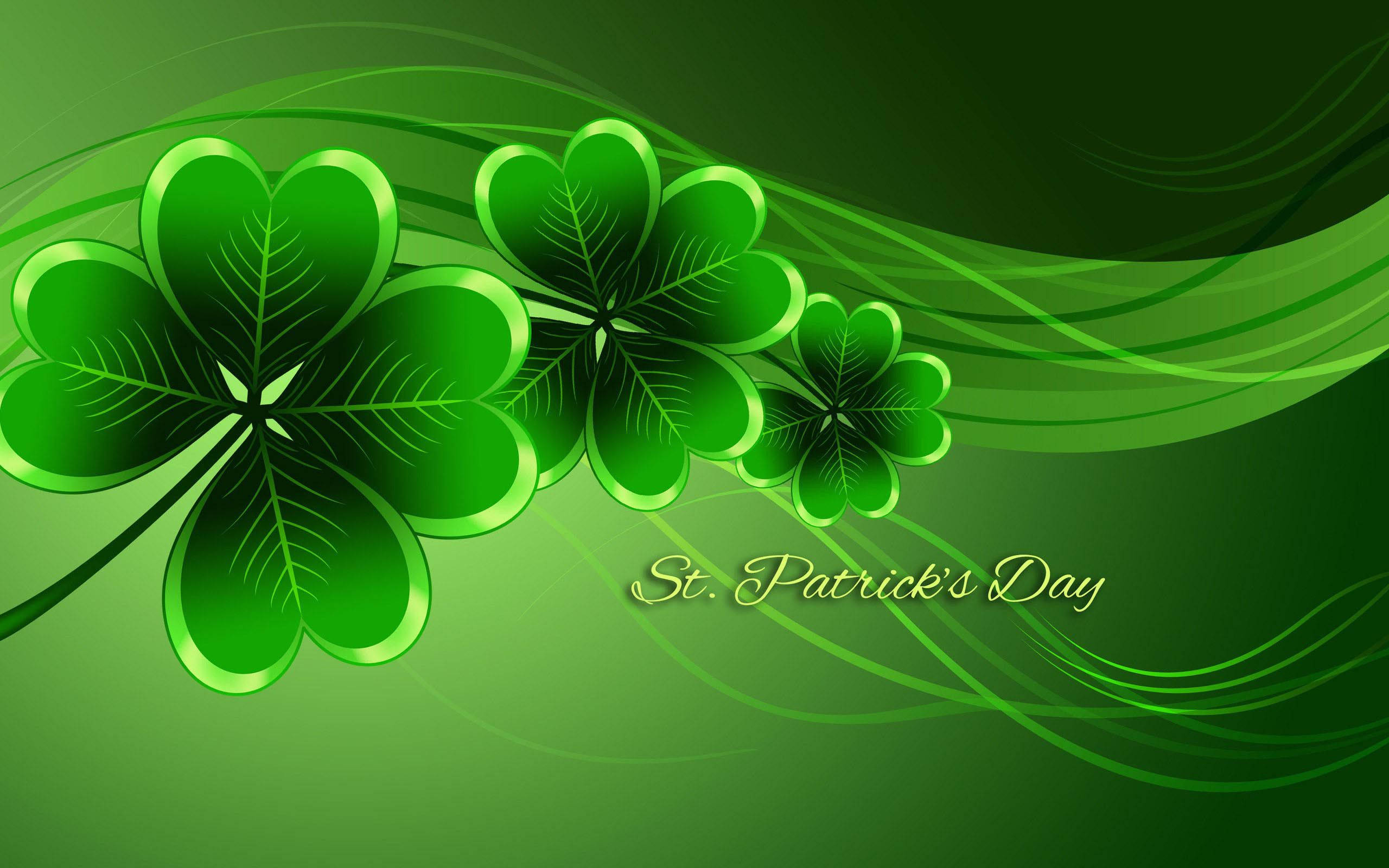 St Patrick's Day 桌布 壁紙 — 充滿活力的綠色四葉草優雅地漂浮在漸變綠色背景上，帶有流動的漩渦和優雅的手寫文字。