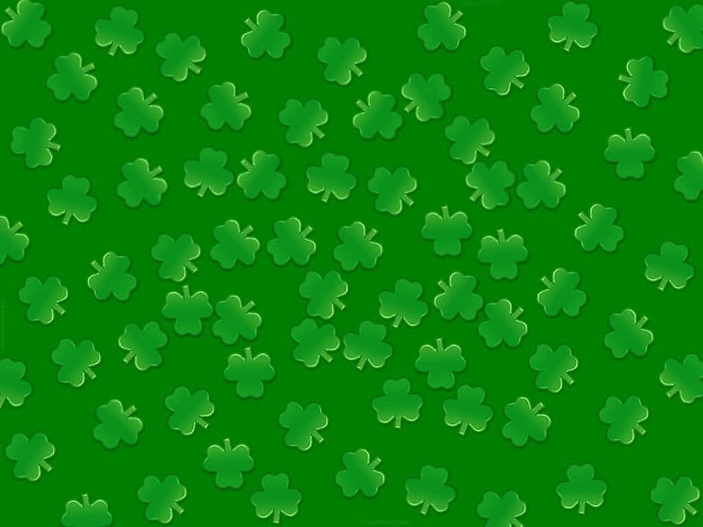 Shamrock 桌布 壁紙 — 充滿活力的綠色壁紙，在純綠色背景上散落著閃亮的四葉草。